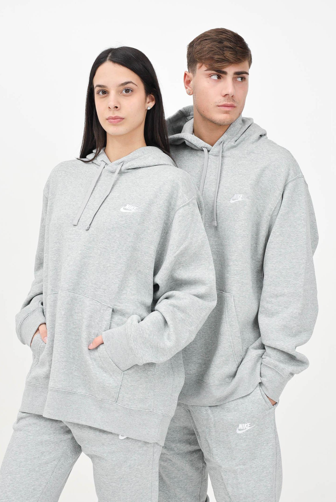 Felpa con cappuccio Nike Sportswear Club Fleece grigia per uomo e donna BV2654 063 NIKE