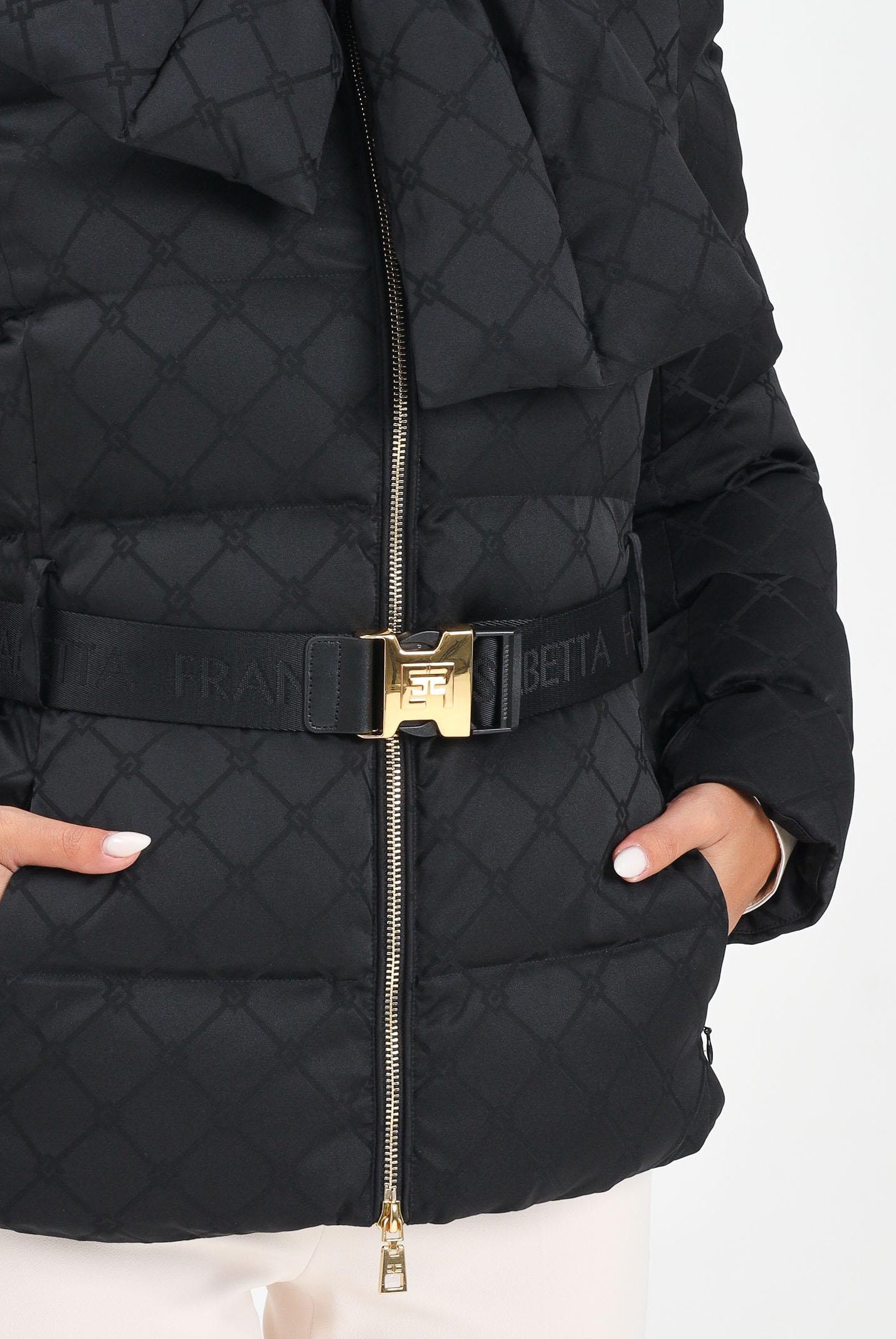 ELISABETTA FRANCHI Piumino nero da donna in tessuto vela jacquard con cintura PI83D56E2 110 ELISABETTA FRANCHI