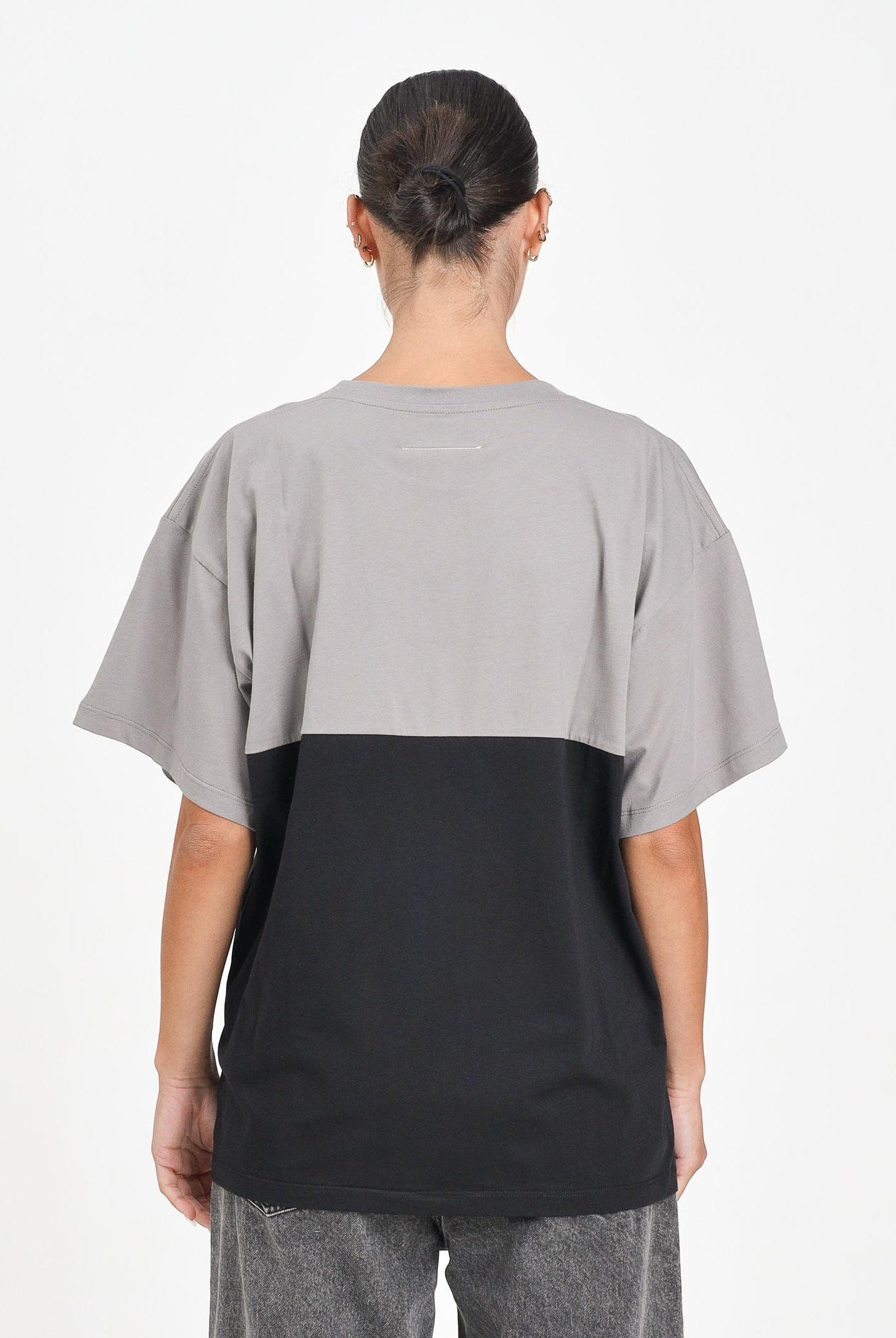 MAISON MARGIELA T-shirt a manica corta nera e grigia per donna, ragazzi e bambini caratterizzata da una costruzione re-cut M60876MM04I M6C37 MAISON MARGIELA