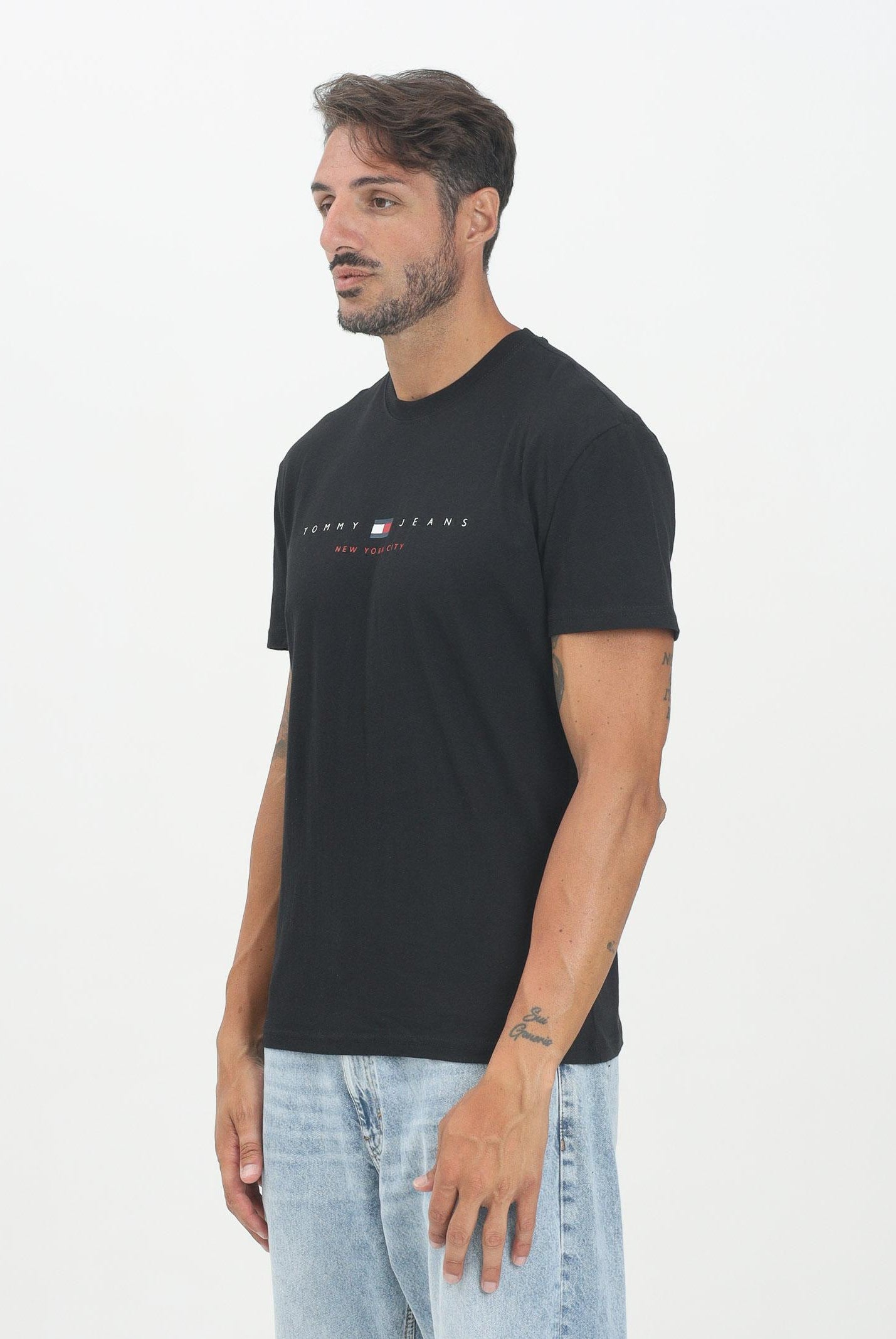 TOMMY JEANS T-shirt a manica corta nera da uomo con logo DM0DM21911BDS . TOMMY JEANS