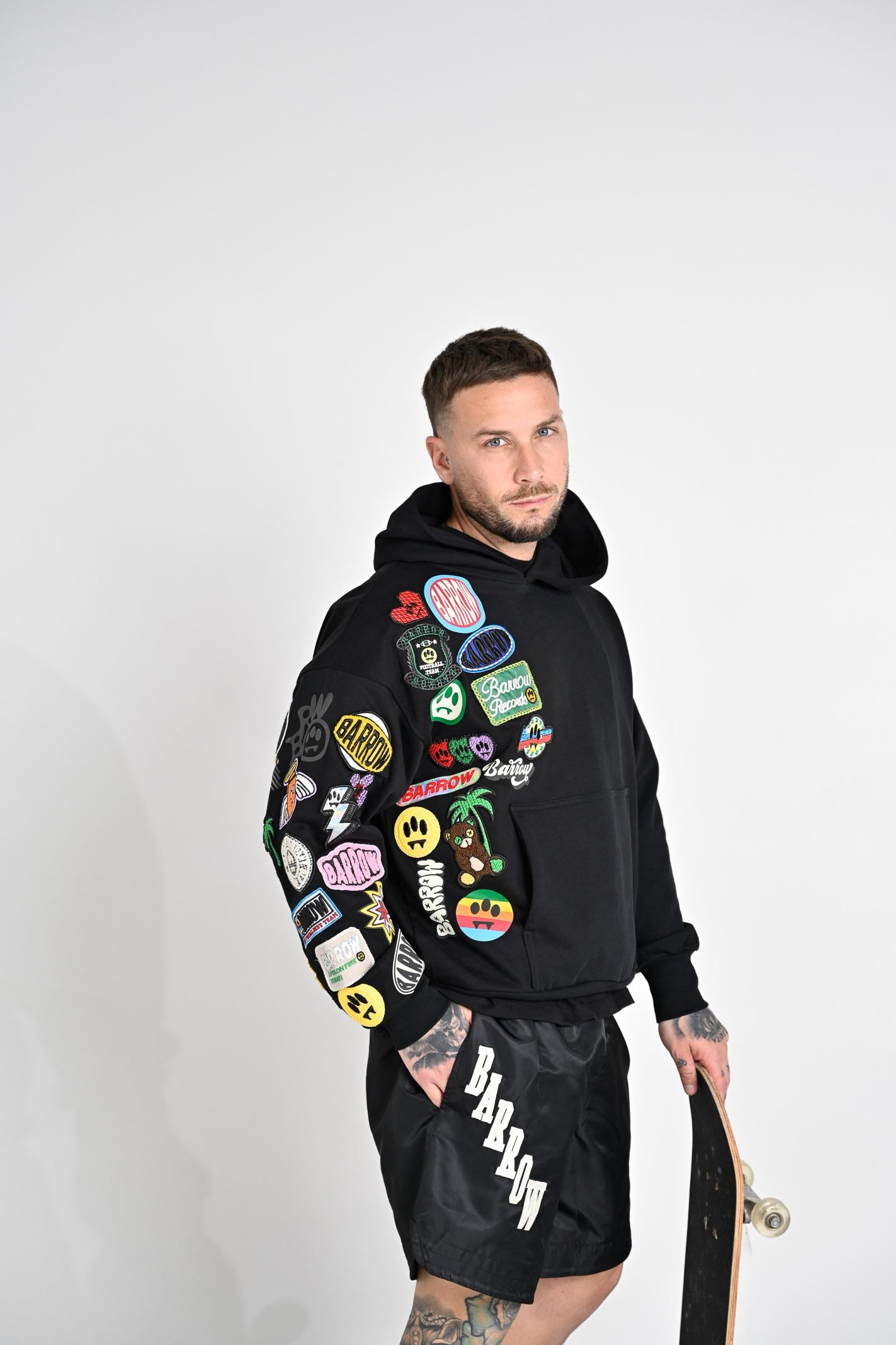 BARROW Felpa con cappuccio nera per uomo e donna rifinita da patch colorate S5BWUAHS017 110 BARROW