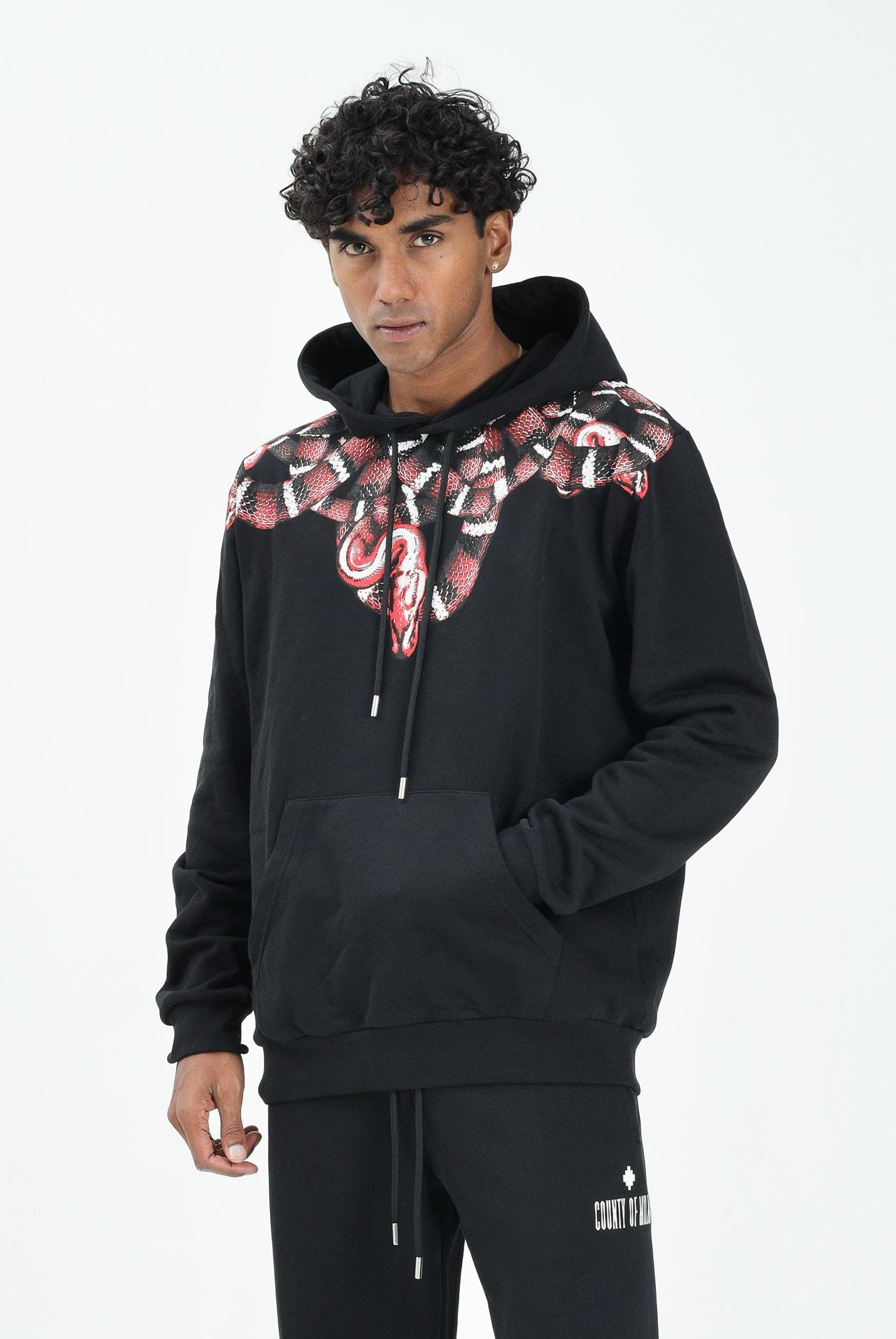 MARCELO BURLON COUNTY OF MILAN Felpa con cappuccio nera da uomo caratterizzata da stampa serpente F5CAMAHS034 110 MARCELO BURLON COUNTY OF MILAN