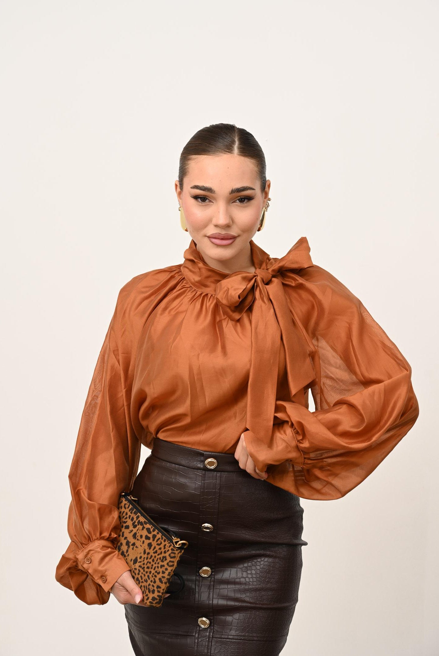 VICOLO Blusa caramello da donna con fiocco TF0488 CA VICOLO
