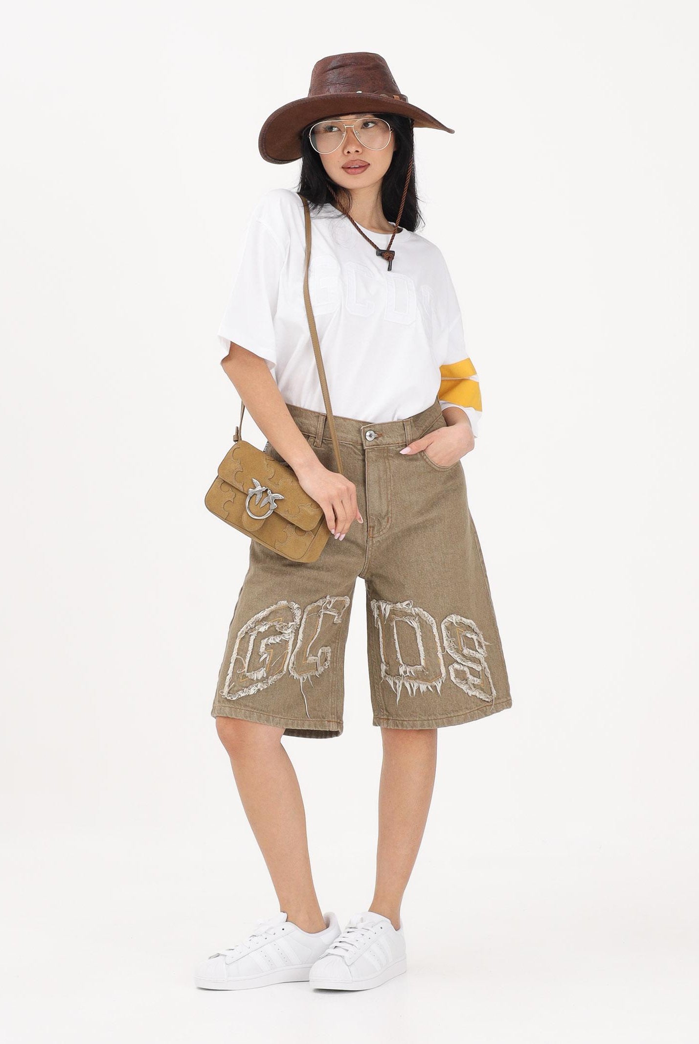 GCDS Shorts in denim beige per uomo e donna con logo C1MWQL223D087 320T GCDS