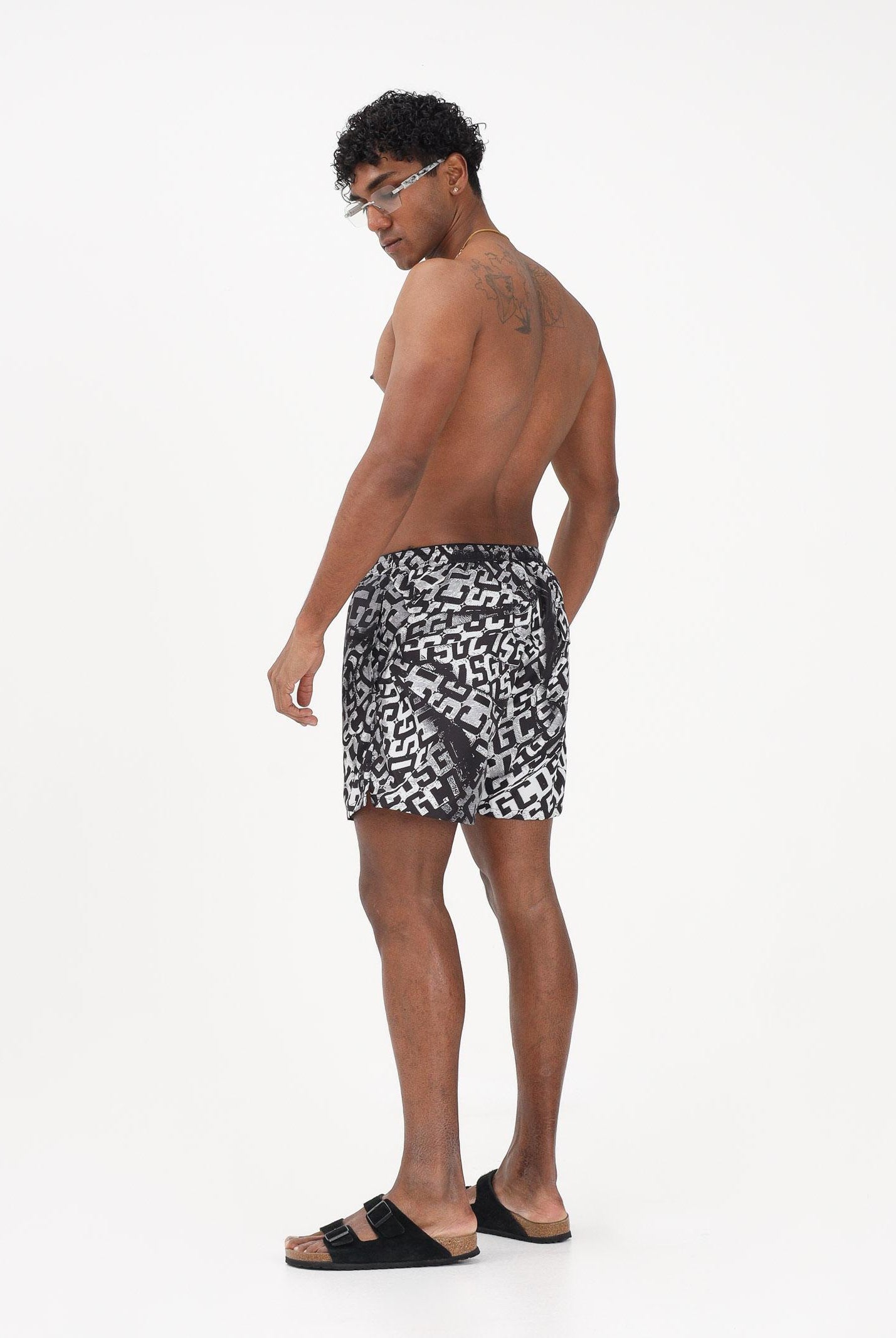 GCDS Shorts mare nero da uomo con stampa logo all-over C1MEQS250T075 999A GCDS