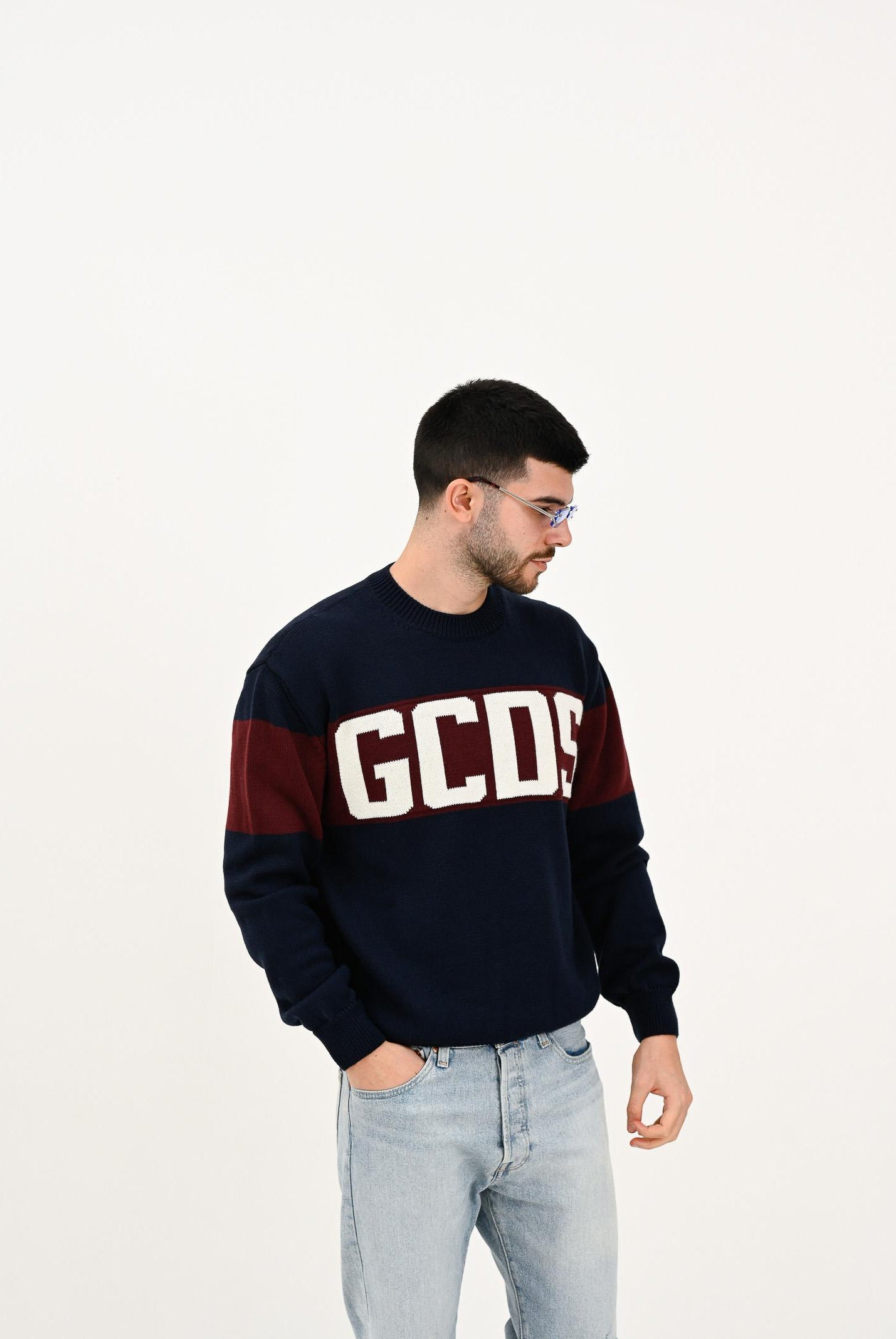 GCDS Maglioncino girocollo blu per uomo e donna impreziosito da banda a contrasto e logo B2CM1505KI4 77 GCDS