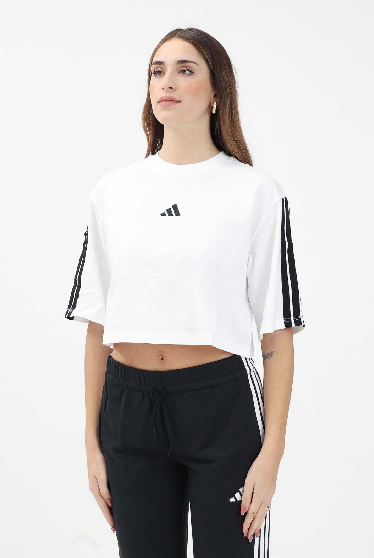 ADIDAS PERFORMANCE T-shirt a manica corta Essentials 3-Stripes Cotton Loose bianca da donna JD4999 . ADIDAS PERFORMANCE