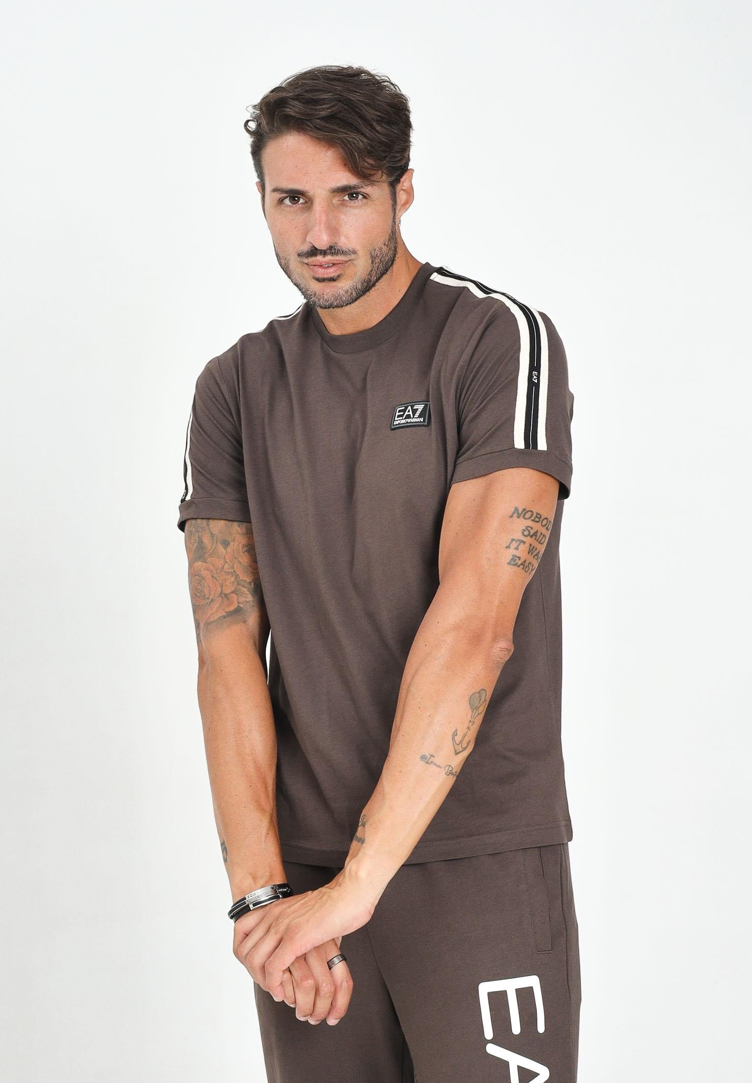 EA7 T-shirt a manica corta marrone da uomo con bande logate 7M000956AF10375 U6063 EA7