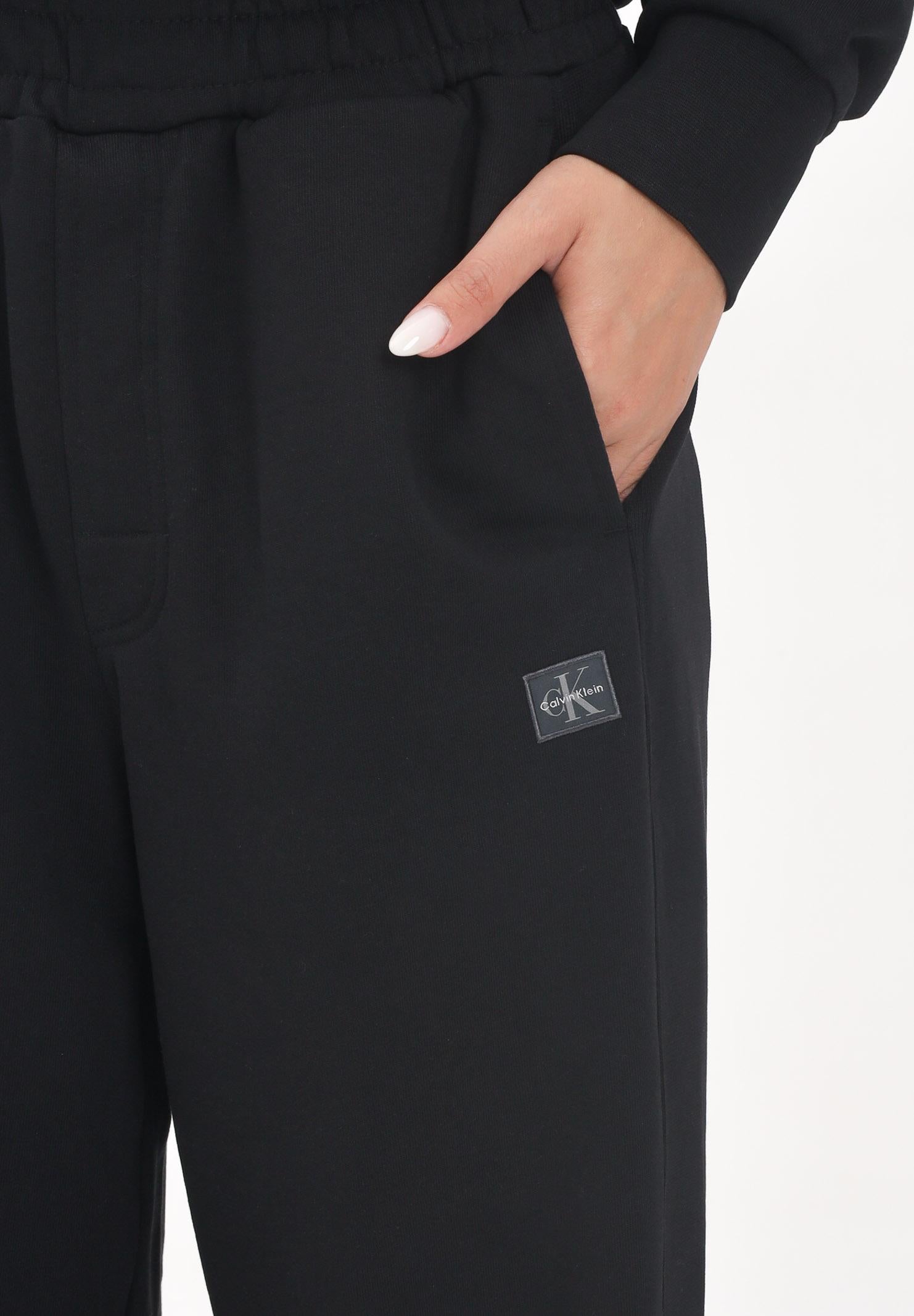 CALVIN KLEIN JEANS Pantalone sportivo nero da donna con patch logo LV047C249GUB1 CALVIN KLEIN JEANS