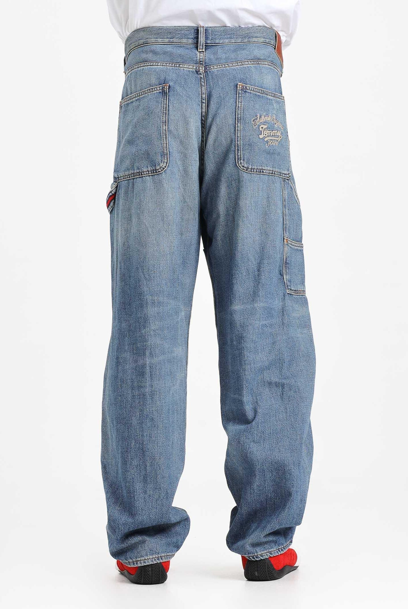 TOMMY JEANS Jeans in denim blu da uomo con ricamo sul retro DM0DM212031A5 . TOMMY JEANS