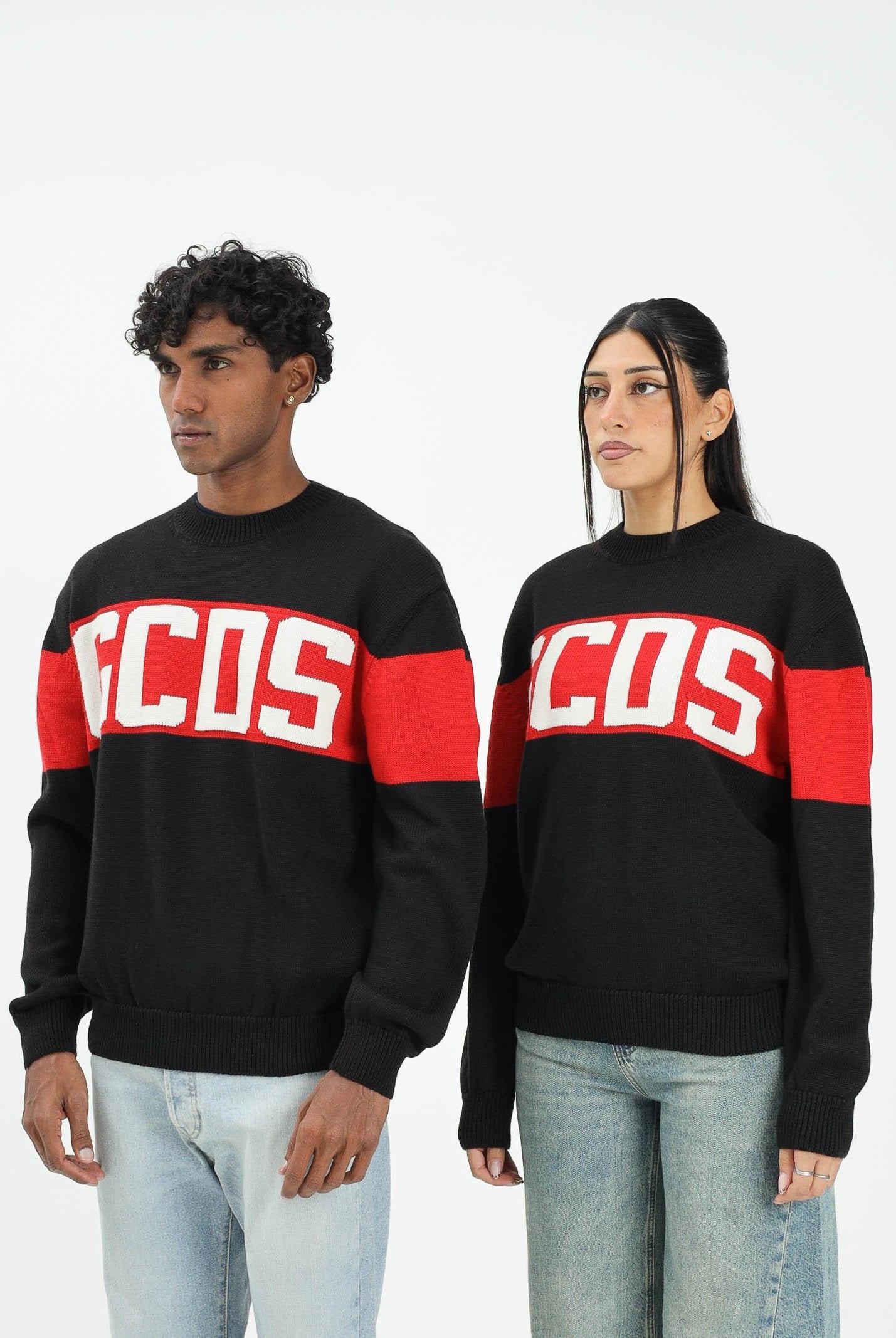 GCDS Maglioncino girocollo nero per uomo e donna impreziosito da banda a contrasto e logo B2CM1505KI4 99 GCDS