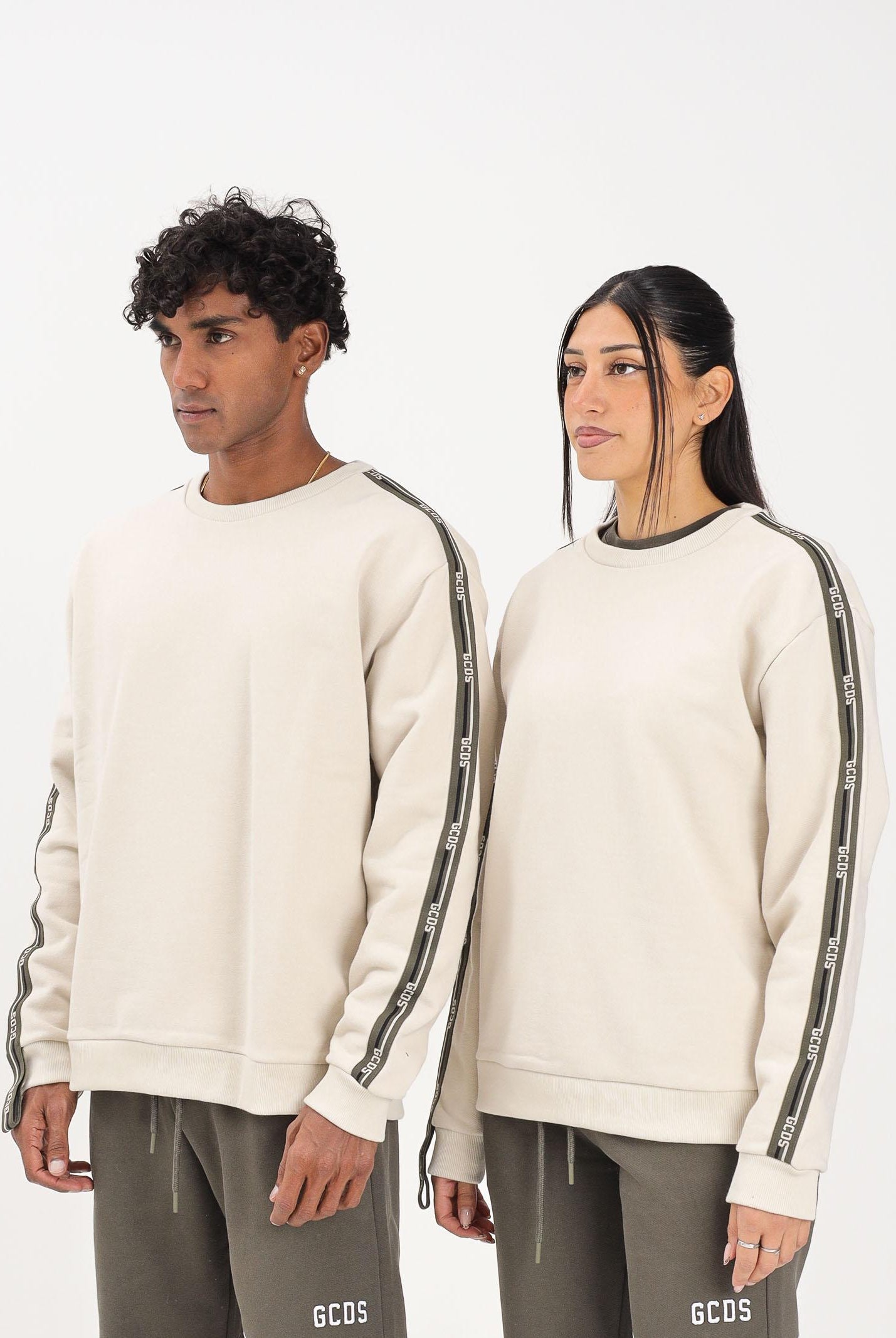 GCDS Felpa girocollo panna per uomo e donna con bande logate B2EM1501JD1 15 GCDS