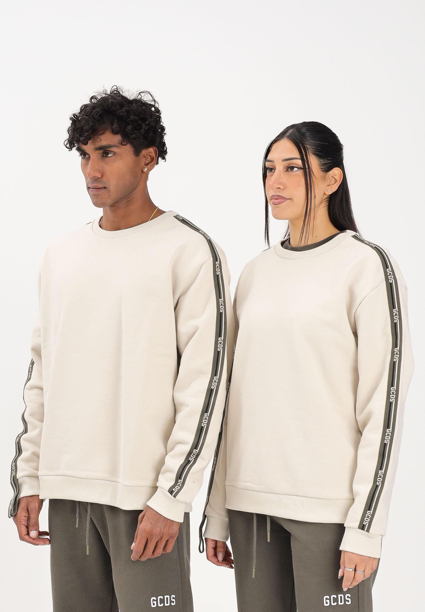 GCDS Felpa girocollo panna per uomo e donna con bande logate B2EM1501JD1 15 GCDS
