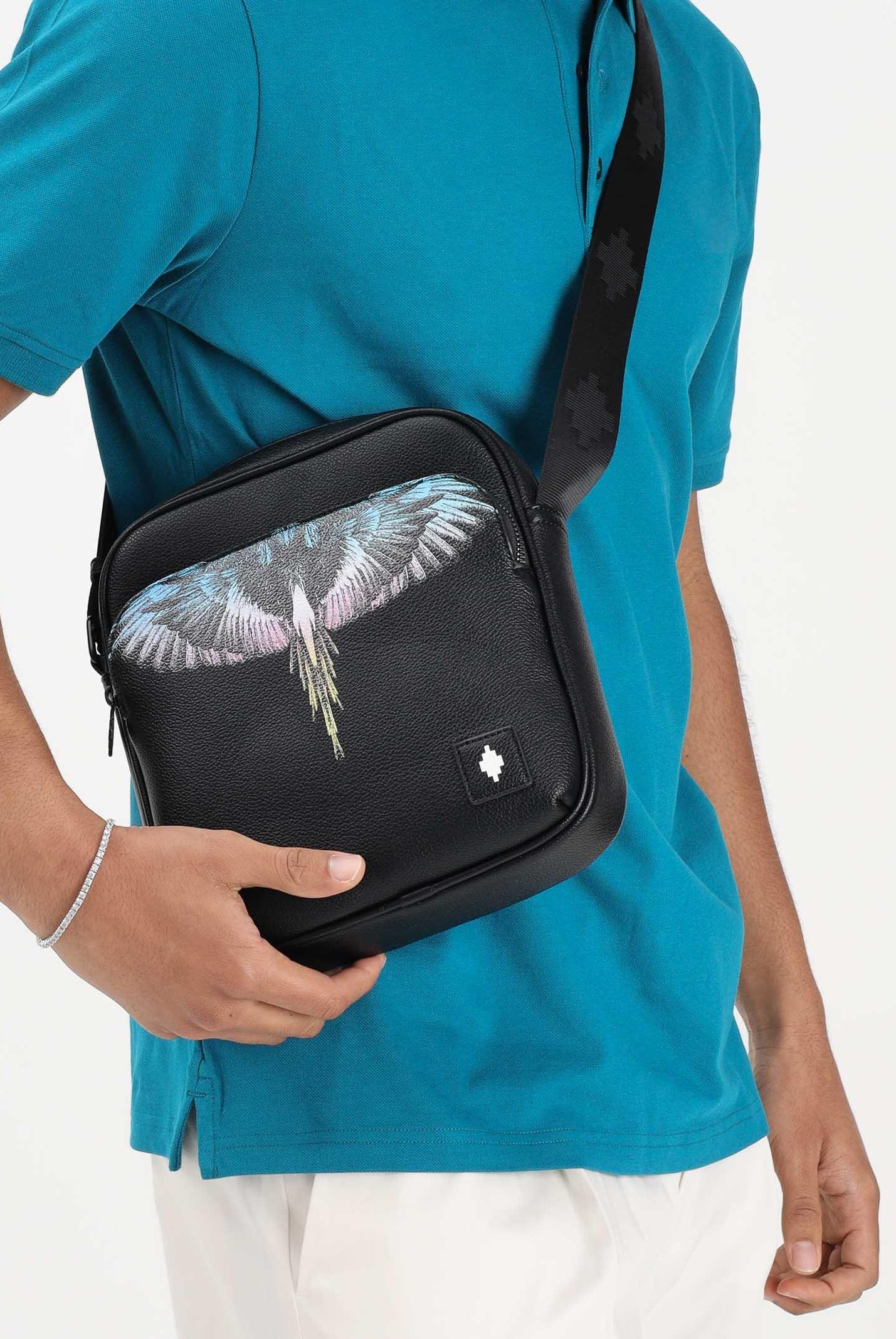 MARCELO BURLON COUNTY OF MILAN Borsello nero da uomo con stampa ali COMAS2603630895 . MARCELO BURLON COUNTY OF MILAN