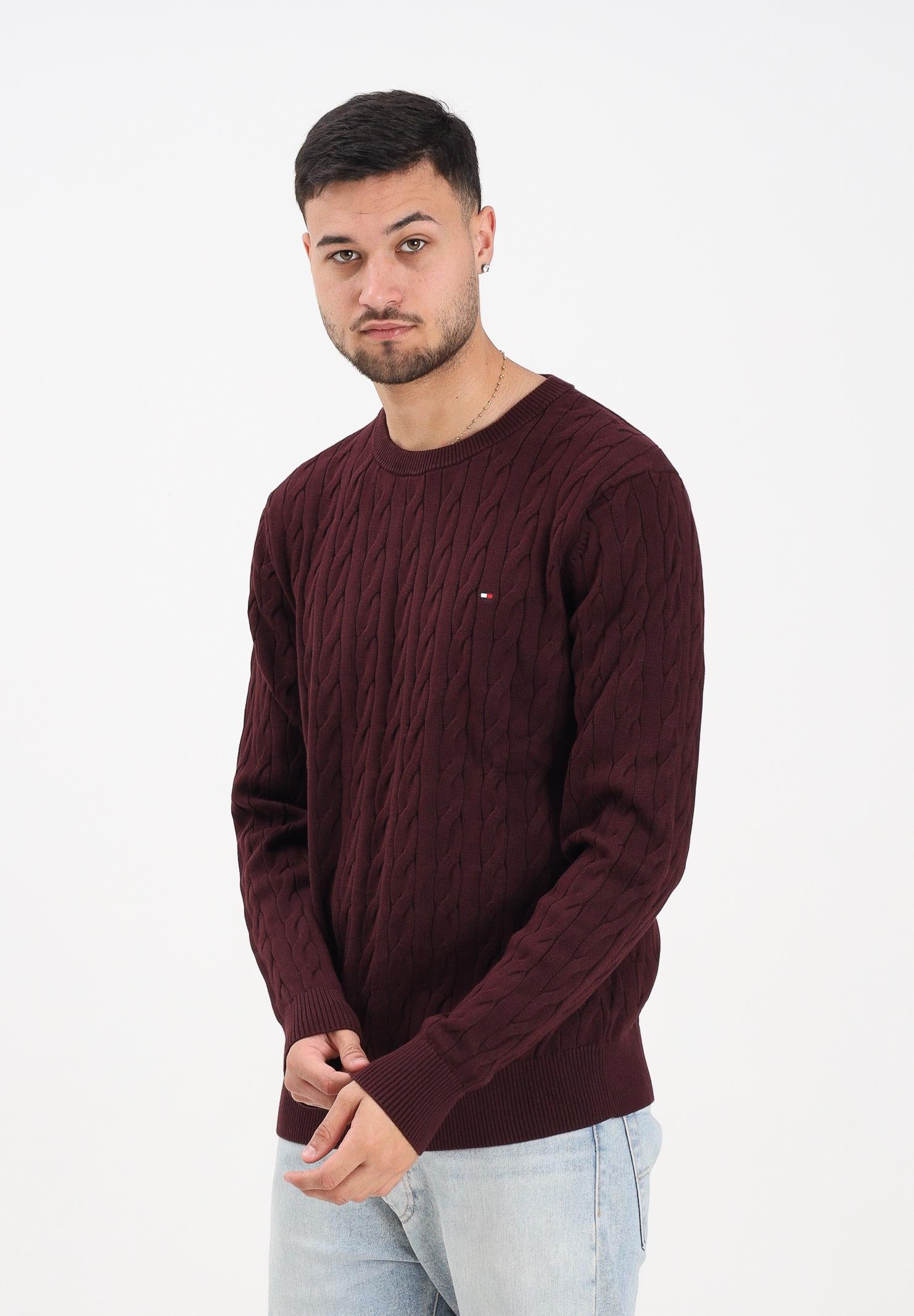 TOMMY HILFIGER Maglioncino girocollo bordeaux da uomo con ricamo bandierina MW0MW33132XIH TOMMY HILFIGER