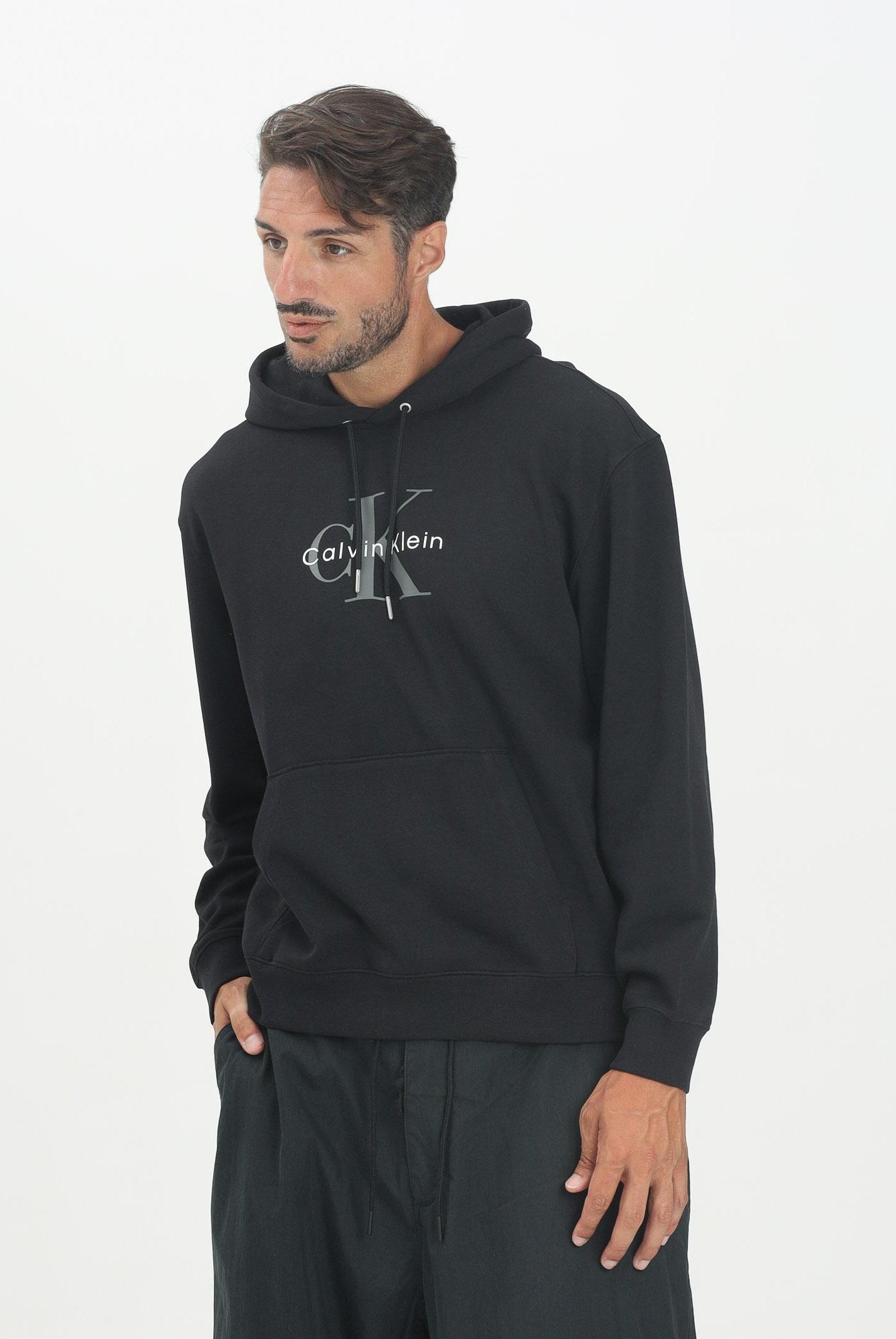 CALVIN KLEIN JEANS Felpa con cappuccio nera da uomo caratterizzata da maxi stampa logo LV04RC282GUB1  CALVIN KLEIN JEANS