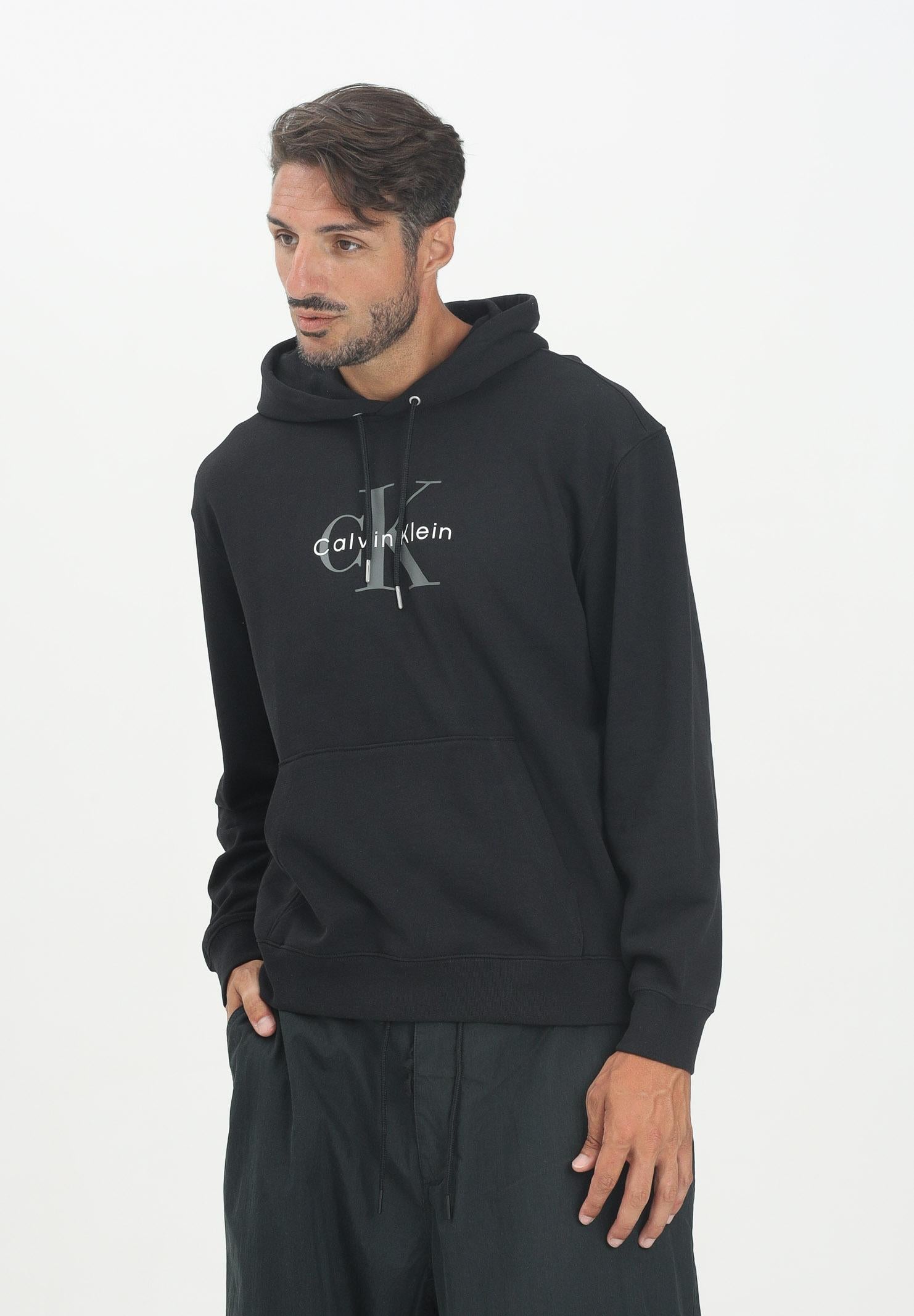CALVIN KLEIN JEANS Felpa con cappuccio nera da uomo caratterizzata da maxi stampa logo LV04RC282GUB1 CALVIN KLEIN JEANS