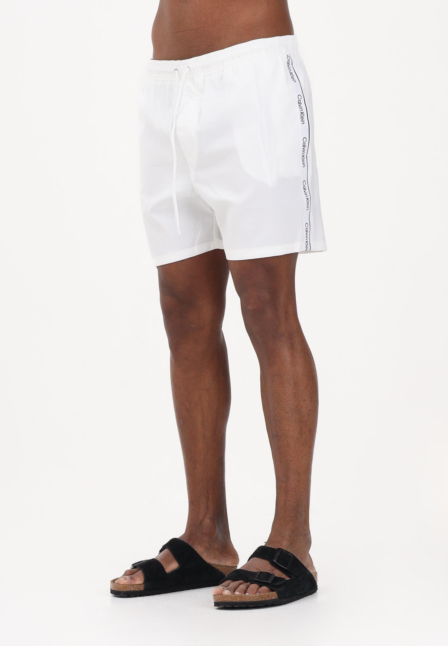 CALVIN KLEIN Shorts mare bianco da uomo arricchito da banda laterale con logo LV00N61002 100 CALVIN KLEIN