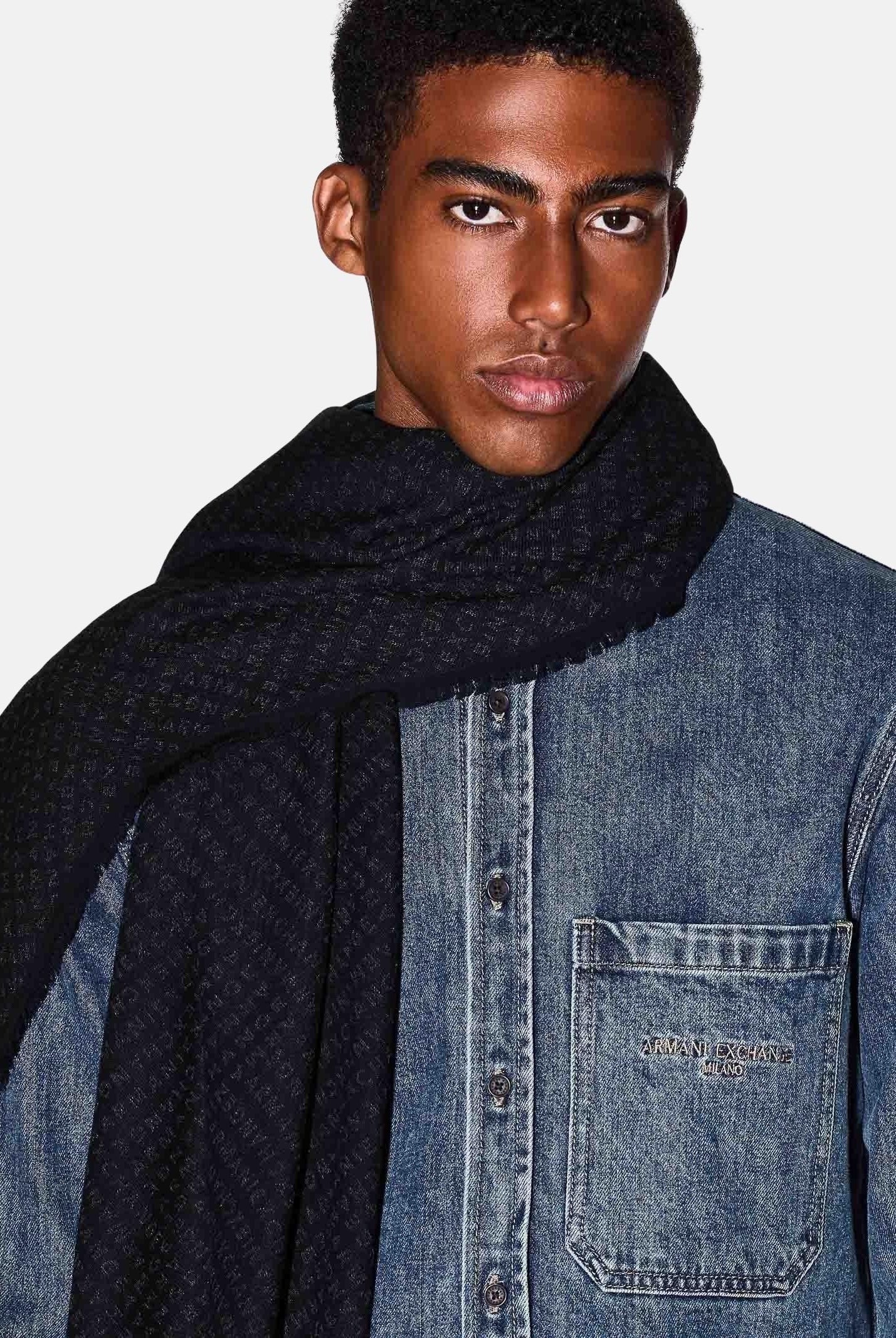 ARMANI EXCHANGE Pashmina nera per uomo e donna caratterizzata da una trama jacquard con logo XM001714AF17470 FC022 ARMANI EXCHANGE