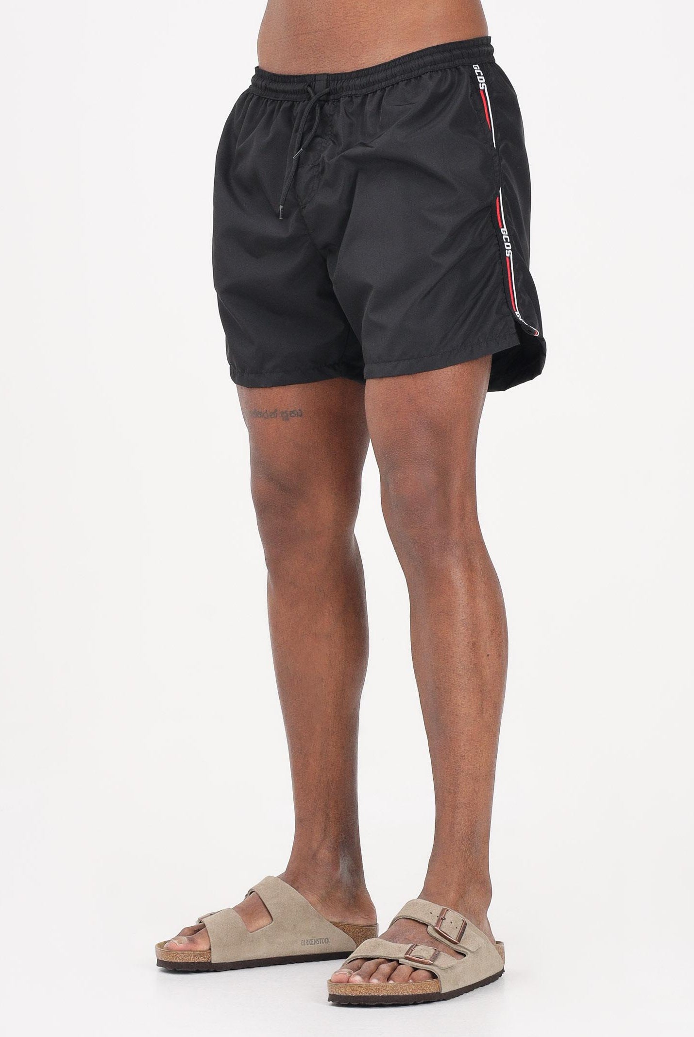 GCDS Shorts mare nero da uomo con bande logate a contrasto C1MEQS244T016 999B GCDS