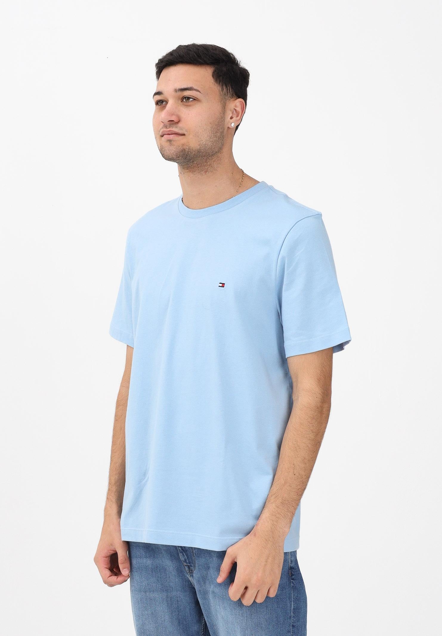 TOMMY HILFIGER T-shirt a manica corta celeste da uomo con logo MW0MW39995 C1Y TOMMY HILFIGER