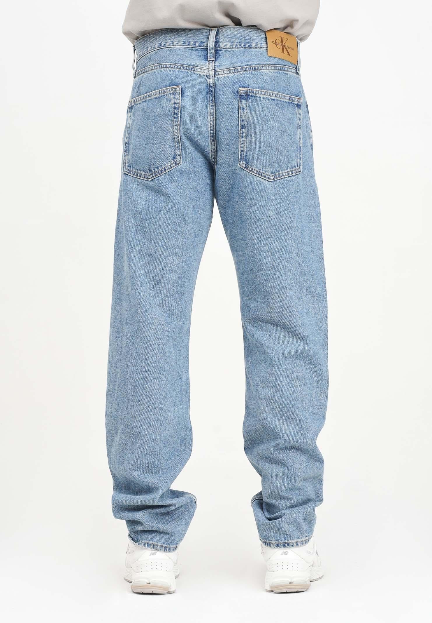 Jeans in denim blu chiaro da uomo con un lavaggio classico J30J327015 1A4 CALVIN KLEIN JEANS