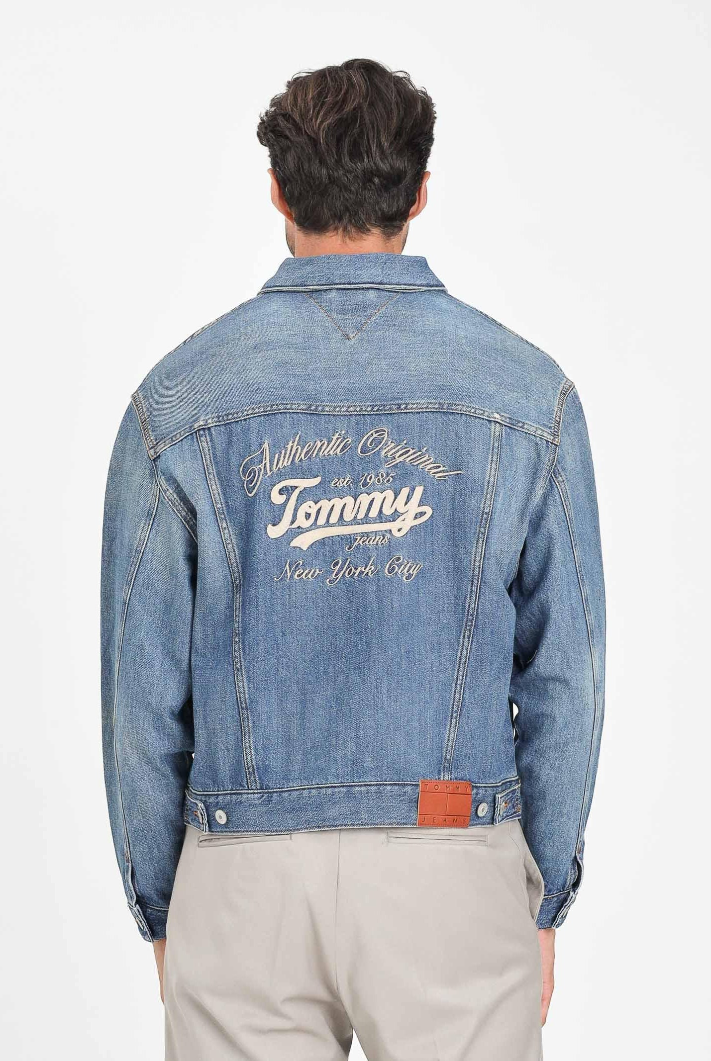 TOMMY JEANS Giubbotto di jeans in denim chiaro da uomo con ricamo logo sul retro DM0DM217241A5  TOMMY JEANS
