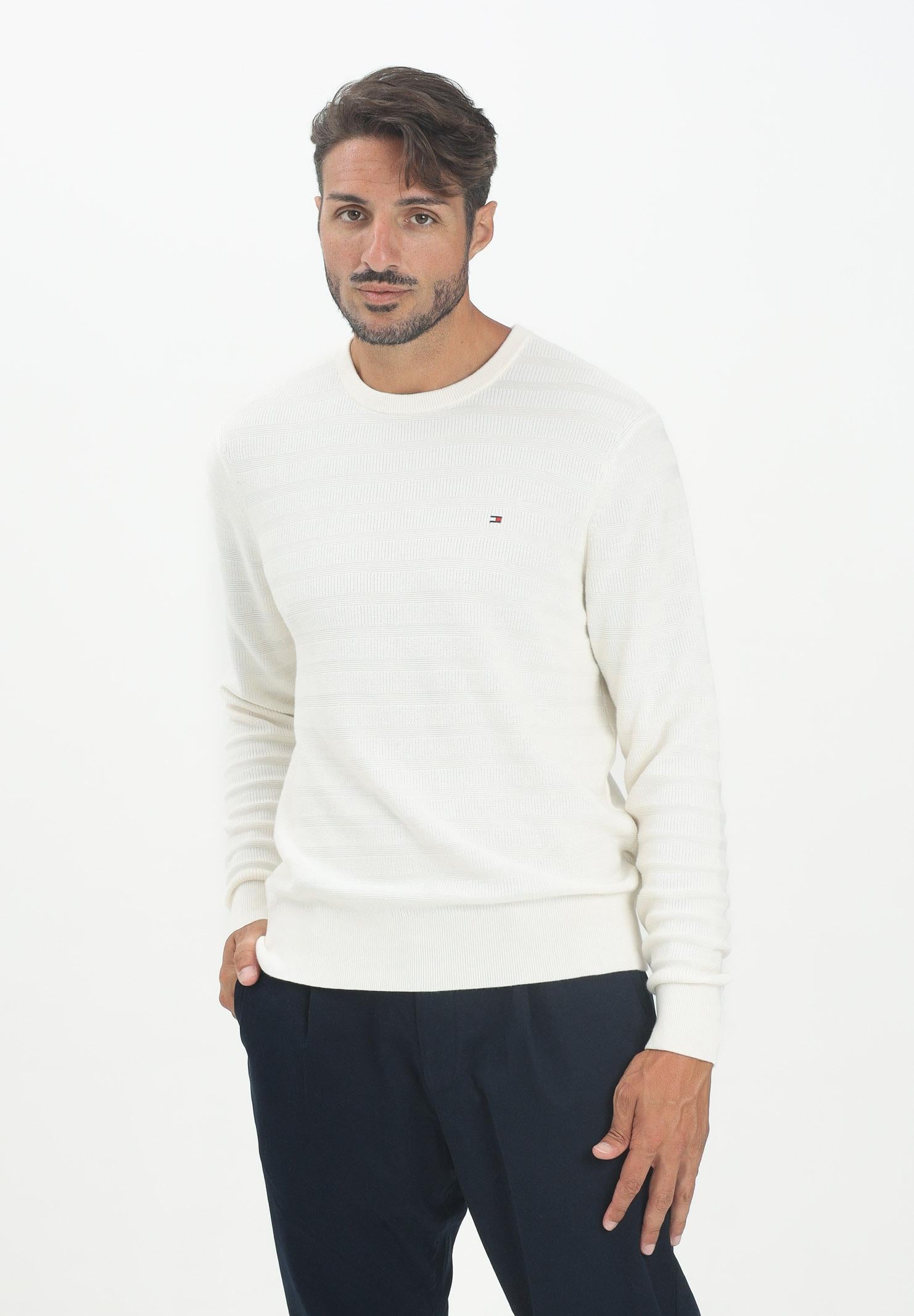 TOMMY HILFIGER Maglioncino girocollo panna da uomo con motivo a righe tramate MW0MW39535Z00 TOMMY HILFIGER
