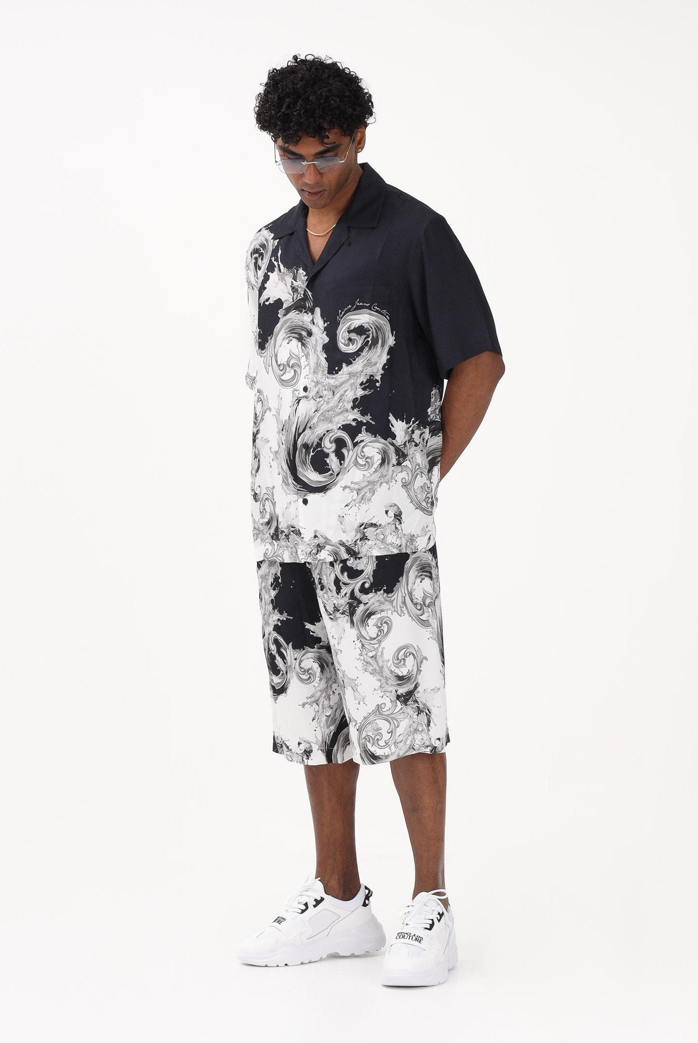 VERSACE JEANS COUTURE Shorts nero da uomo con stampa Wave Couture 80GAD10BNS787 V22 VERSACE JEANS COUTURE