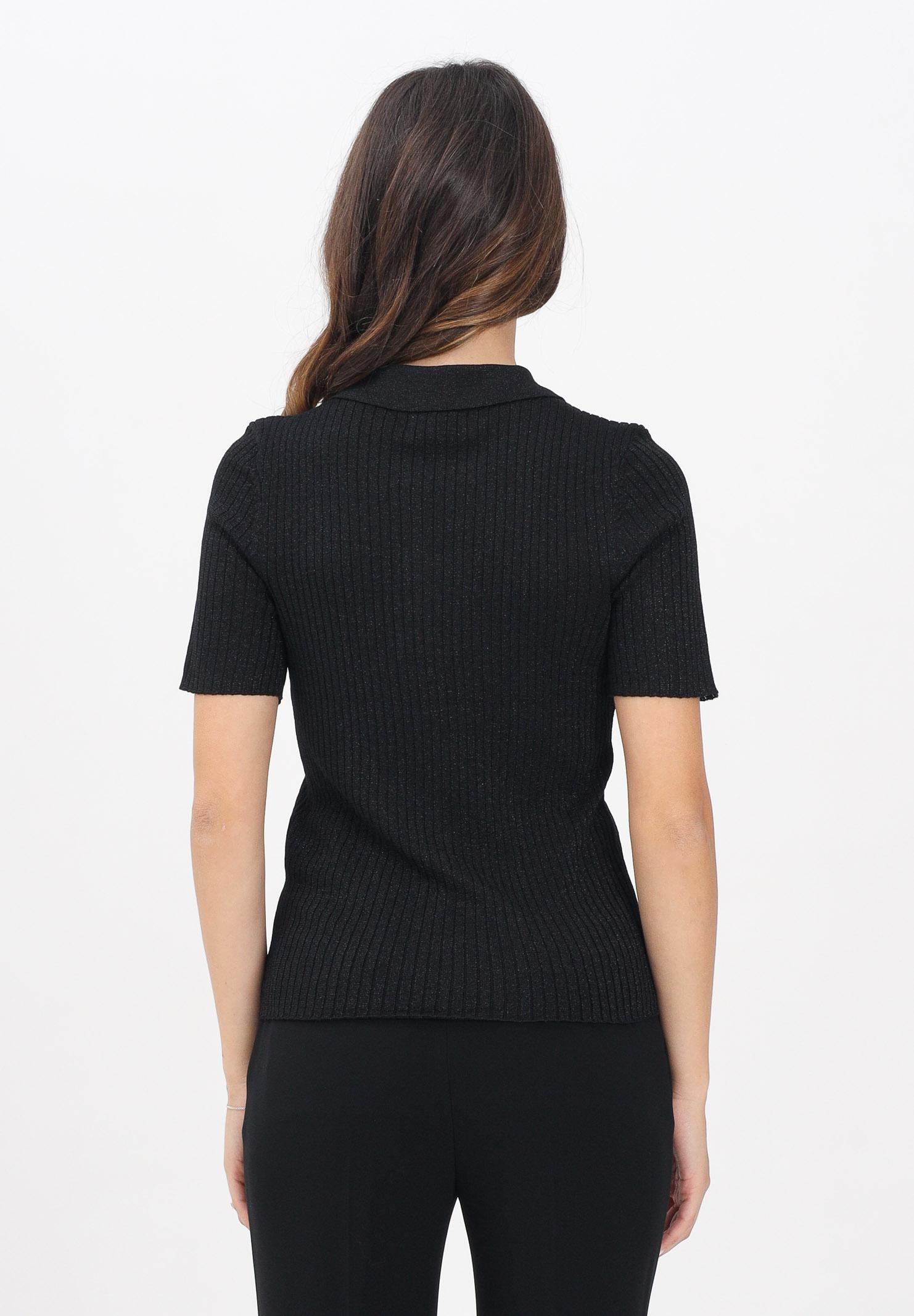 JDY Polo nera da donna realizzata in una maglia a costine sottili con un tocco di filato lamé 15354078 Black JDY