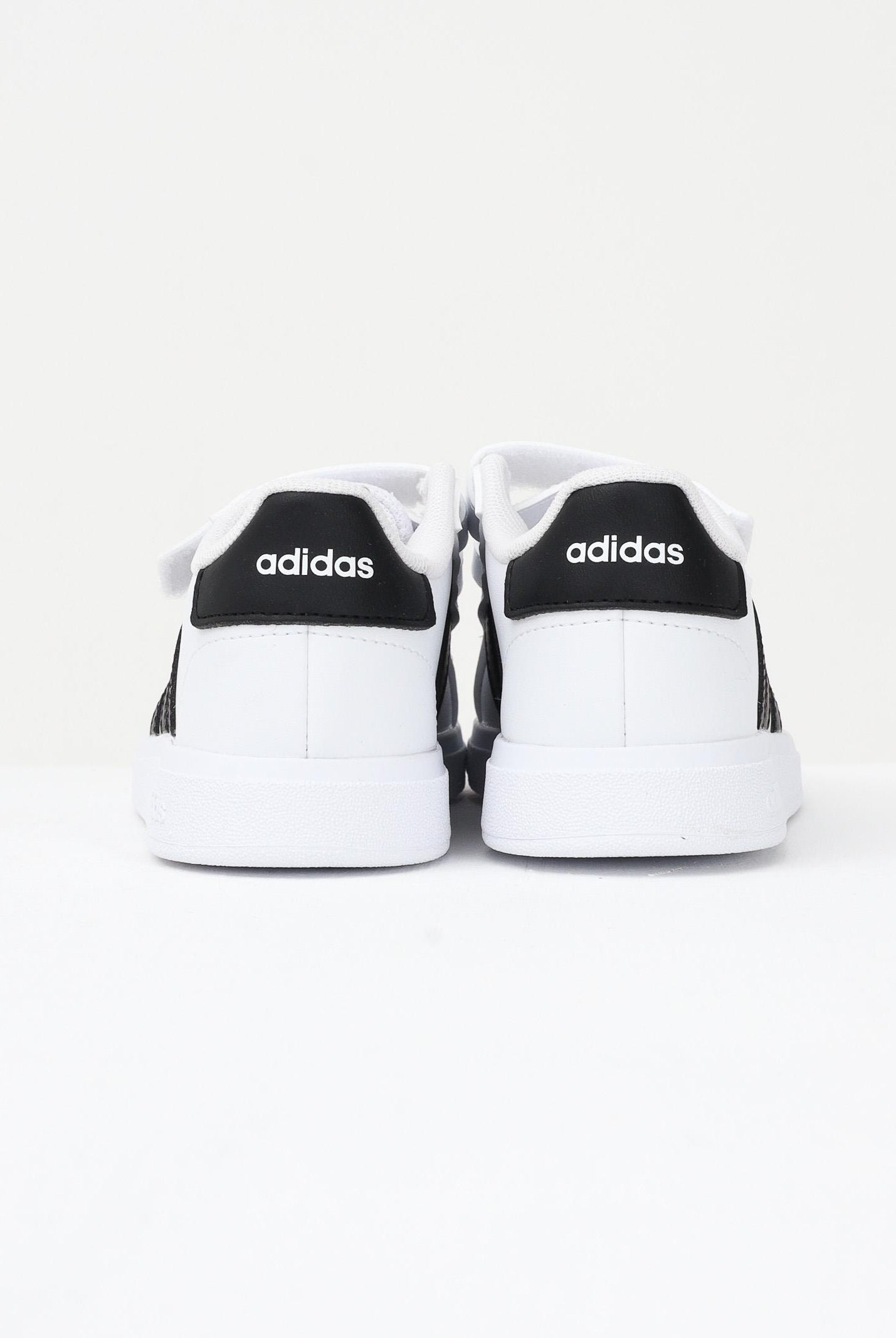 ADIDAS PERFORMANCE Sneakers Grand Court Lifestyle Hook and Loop bianche e nere da neonato GW6527 . ADIDAS PERFORMANCE
