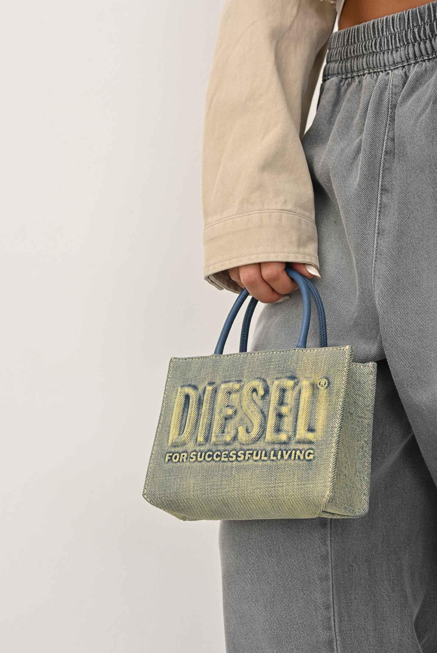 DIESEL Borsa DSL 3D in denim solarizzato da donna con logo istituzionale J02529P5499 H8457 DIESEL