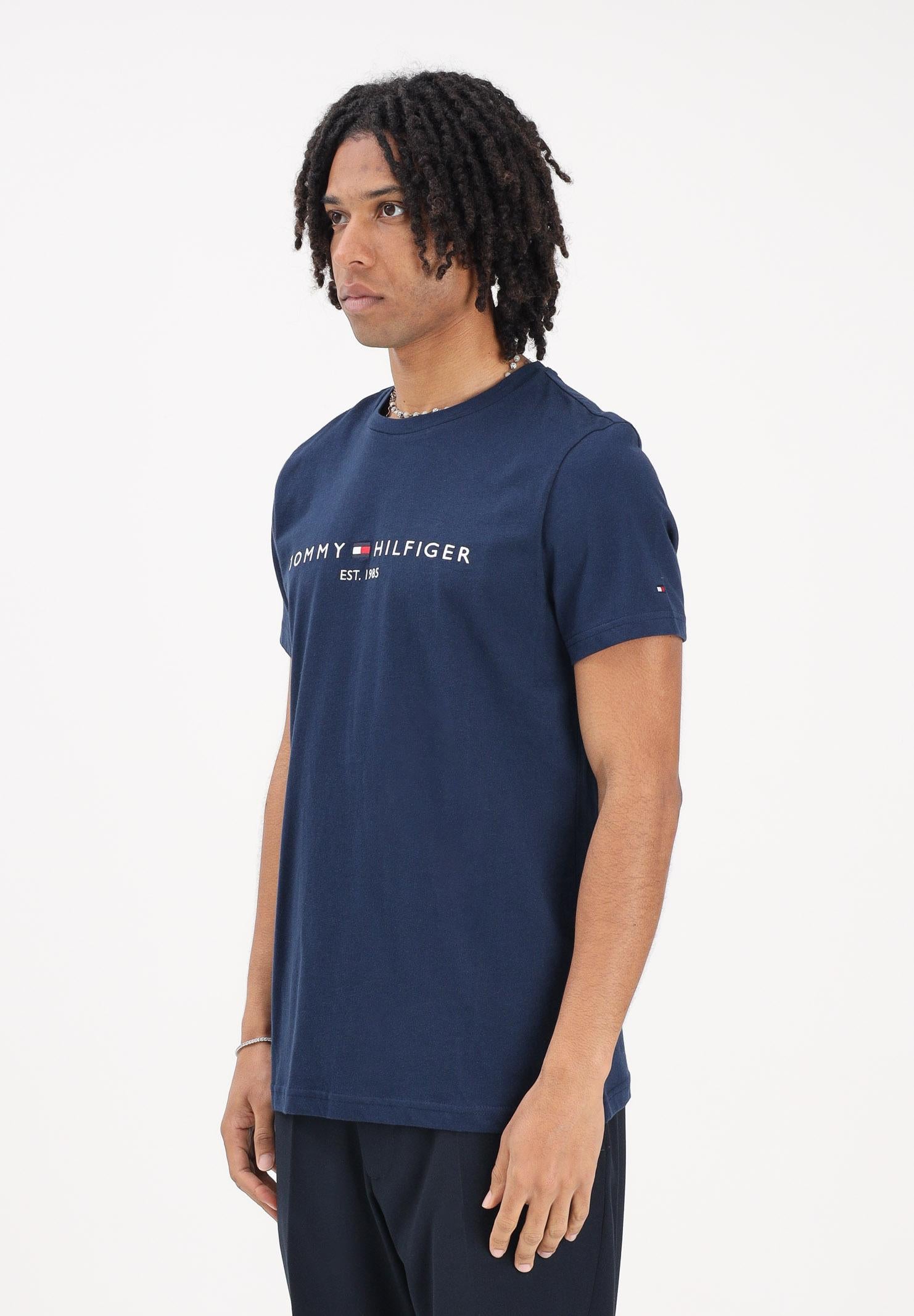 TOMMY HILFIGER T-shirt a manica corta blu da uomo con logo MW0MW11797 DCC TOMMY HILFIGER