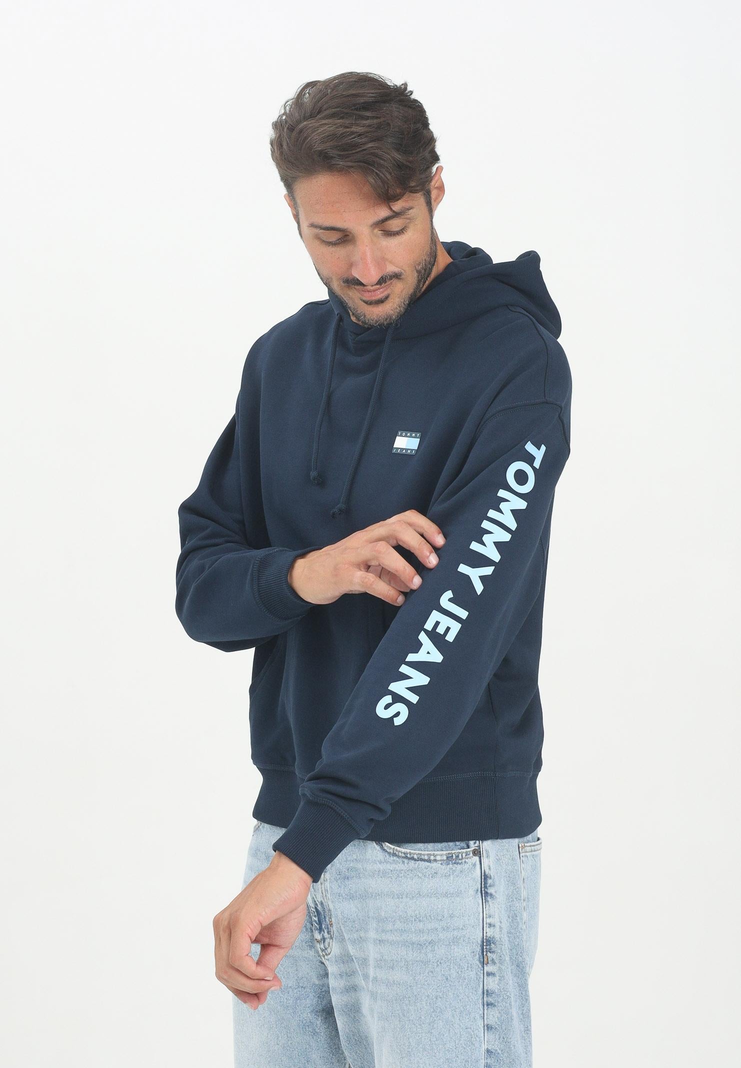 TOMMY JEANS Felpa con cappuccio blu da uomo rifinita da logo DM0DM21834C1G TOMMY JEANS