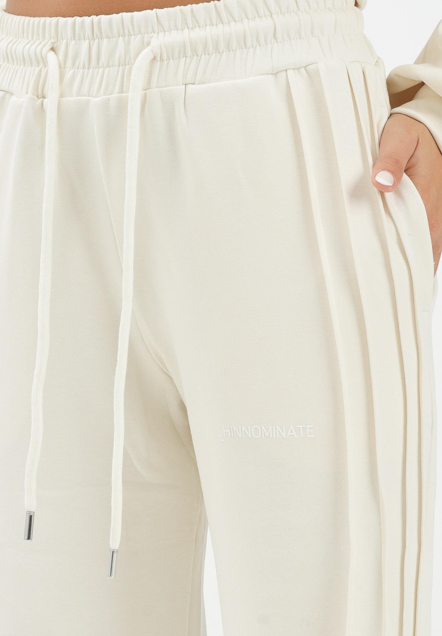 HINNOMINATE Pantalone sportivo panna da donna con nervature laterali HMABW01995 BI04 HINNOMINATE