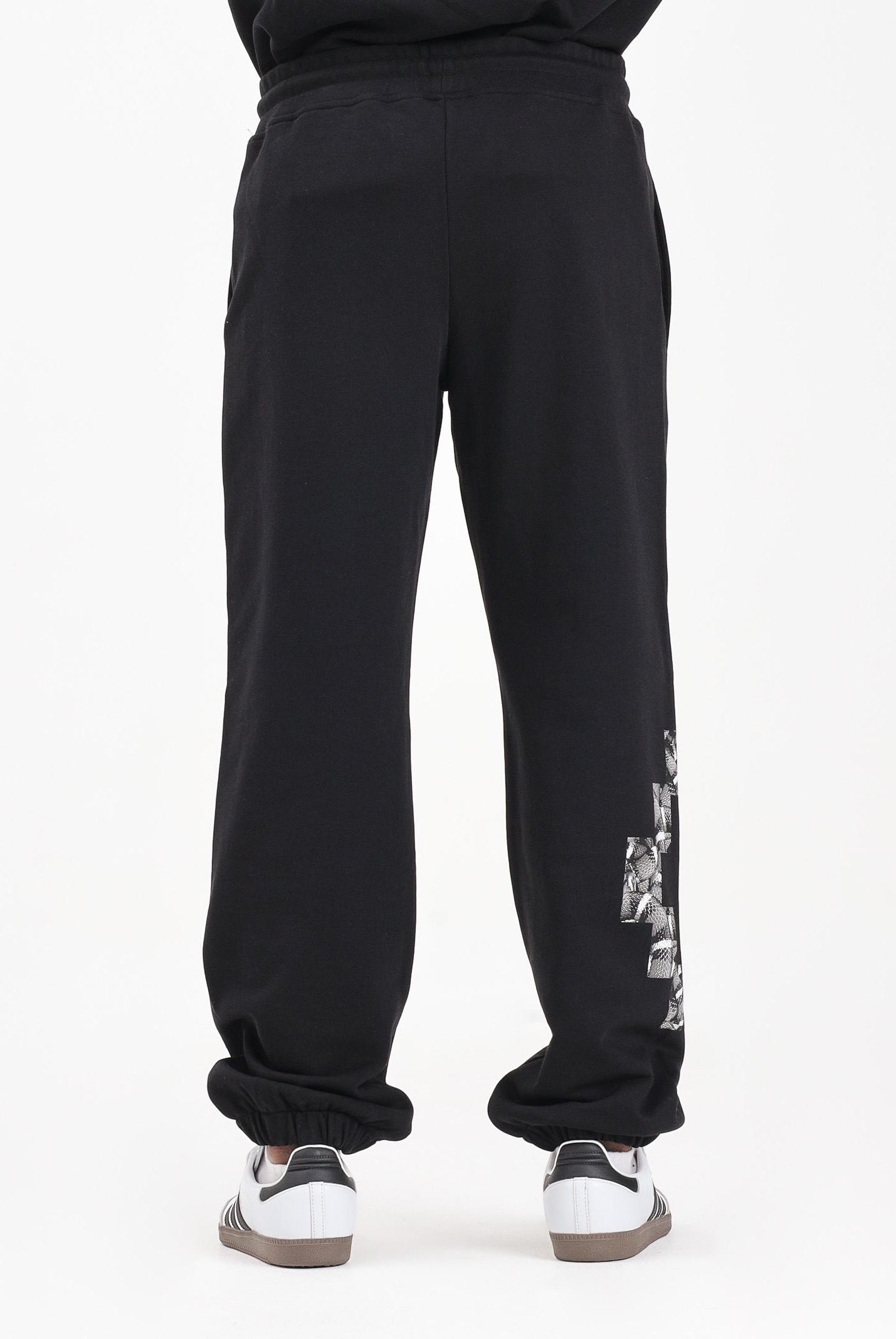 MARCELO BURLON COUNTY OF MILAN Pantalone sportivo nero da uomo con stampa F5CAMAFP044 110 MARCELO BURLON COUNTY OF MILAN