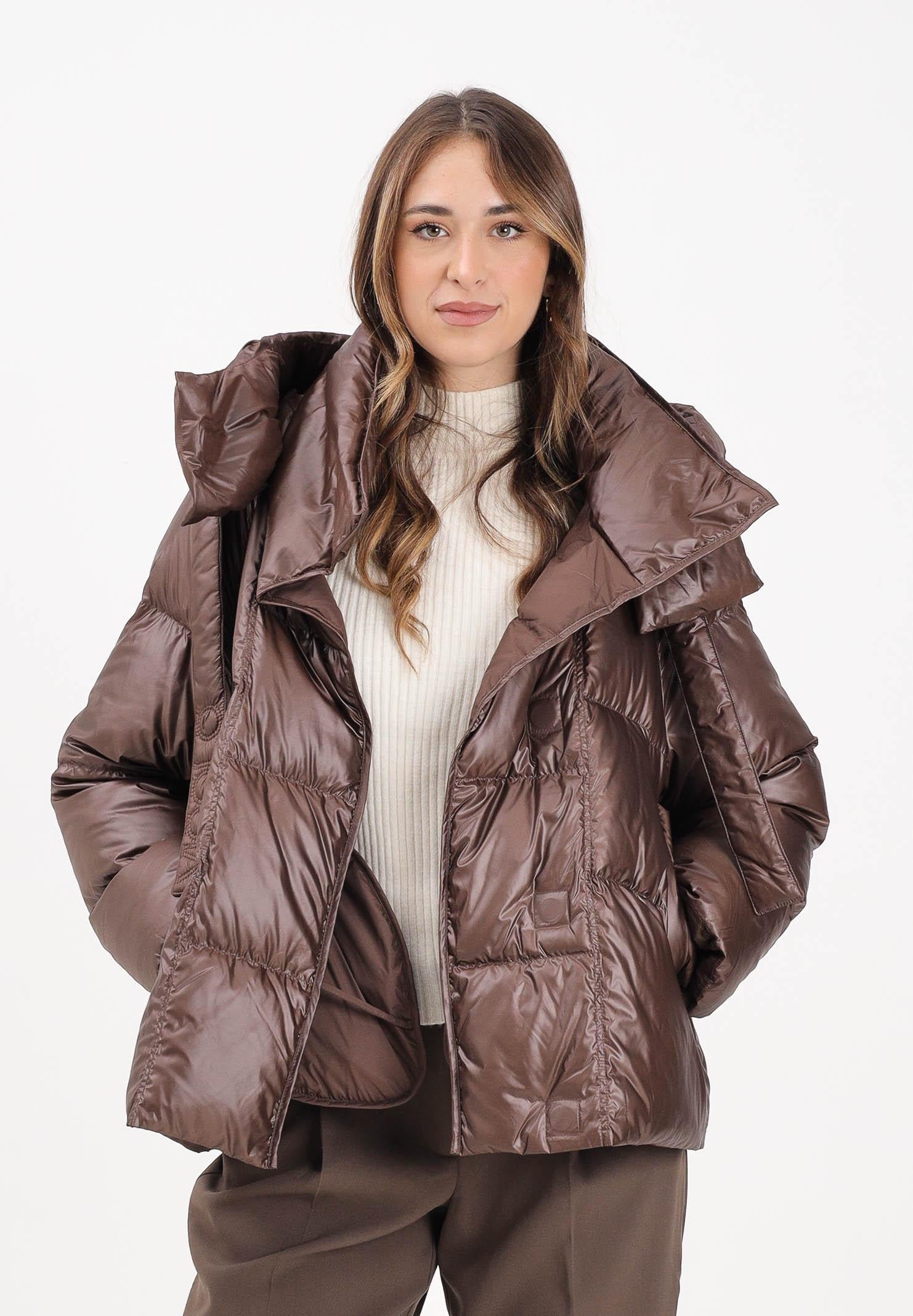 VICOLO Piumino marrone da donna con maxi cappuccio TF0035 FU691 VICOLO