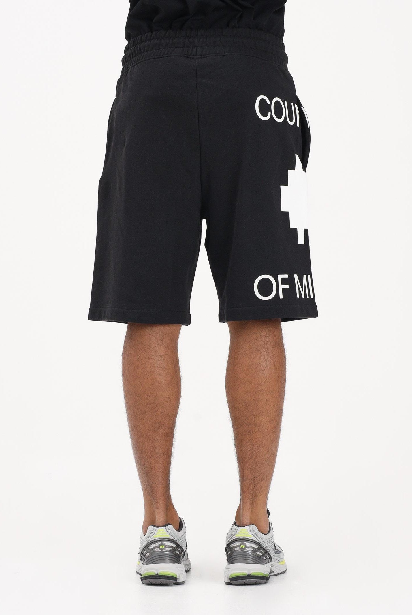 MARCELO BURLON COUNTY OF MILAN Shorts sportivo nero da uomo con stampa laterale S6CMMABE097 110 MARCELO BURLON COUNTY OF MILAN