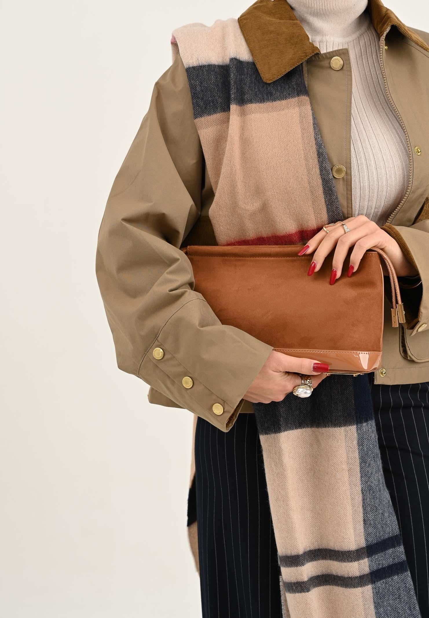 ELISABETTA FRANCHI Pochette cammello da donna realizzata in morbida pelle scamosciata BS60A57E2 EC1 ELISABETTA FRANCHI