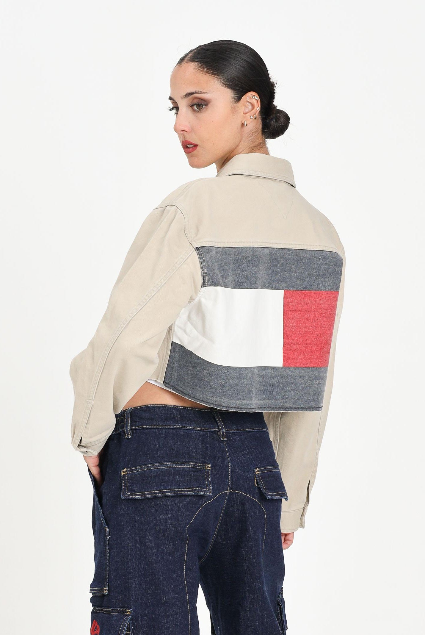TOMMY JEANS Giubbotto crop in denim beige da donna rifinito dall'iconica bandiera DW0DW21431RBV  TOMMY JEANS