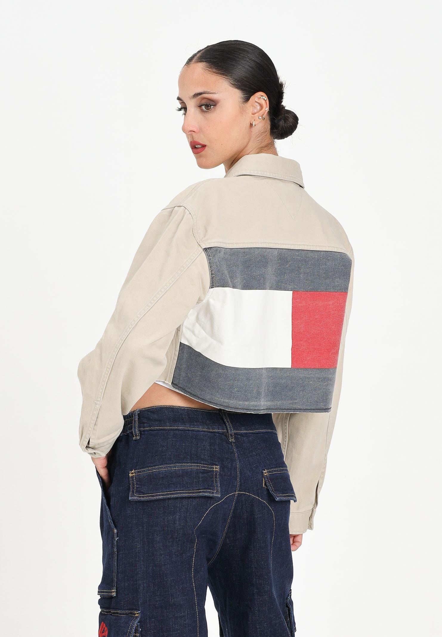 TOMMY JEANS Giubbotto crop in denim beige da donna rifinito dall'iconica bandiera DW0DW21431RBV TOMMY JEANS
