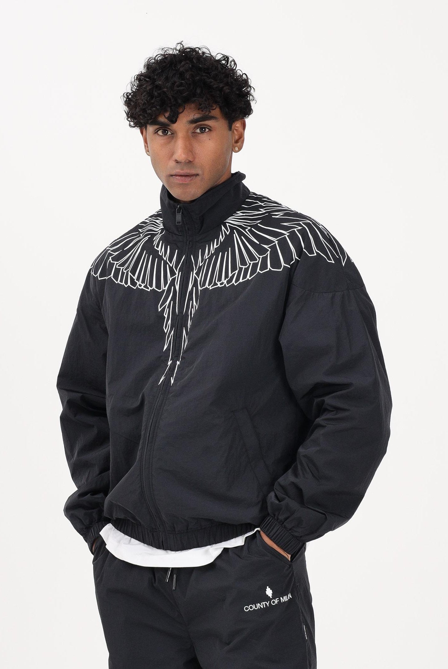 MARCELO BURLON COUNTY OF MILAN Giacca a vento nera da uomo con grafica ali S6CMMAJK075 110 MARCELO BURLON COUNTY OF MILAN