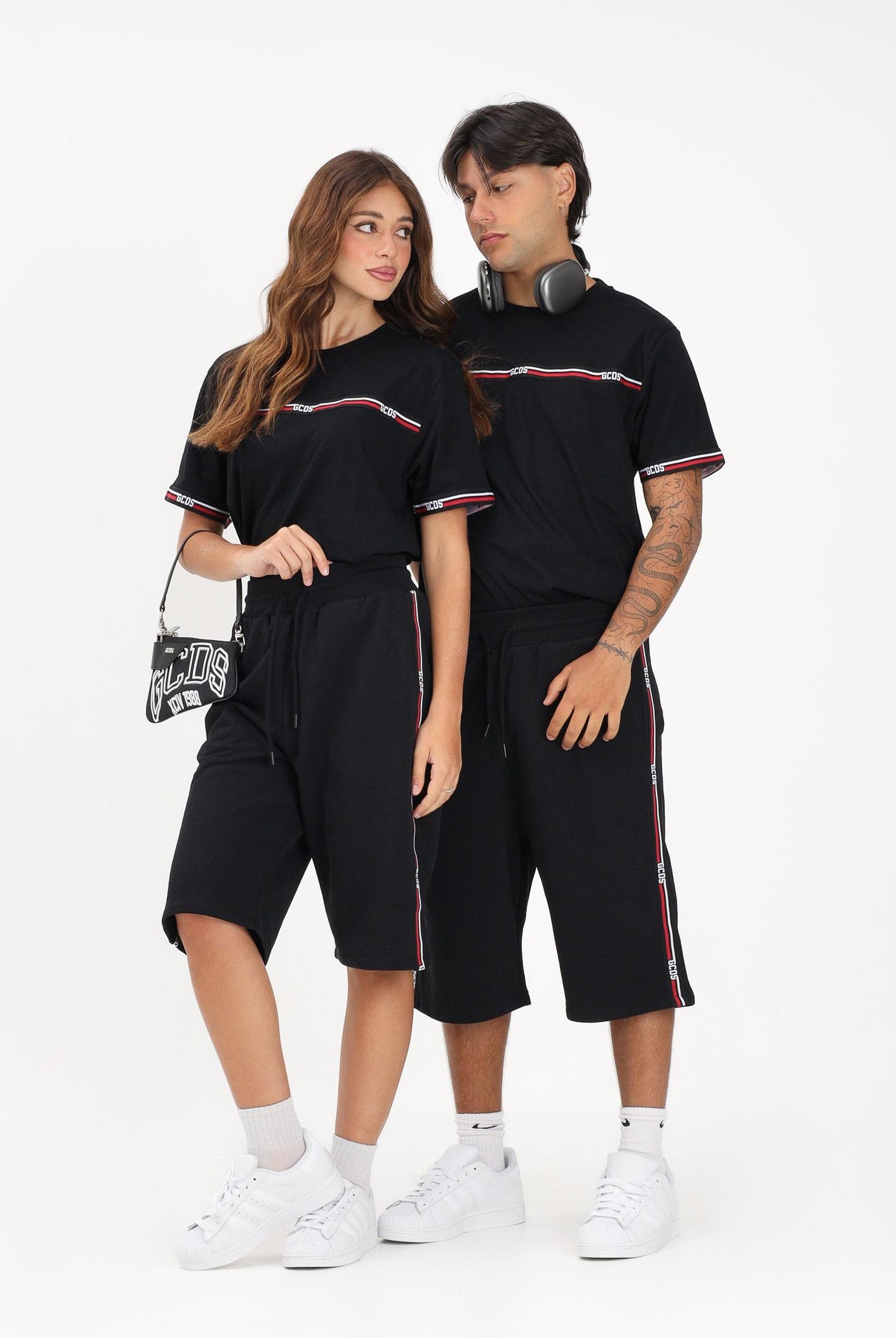 GCDS Shorts sportivo nero per uomo e donna con bande laterali C1MEQL214F004 999B GCDS