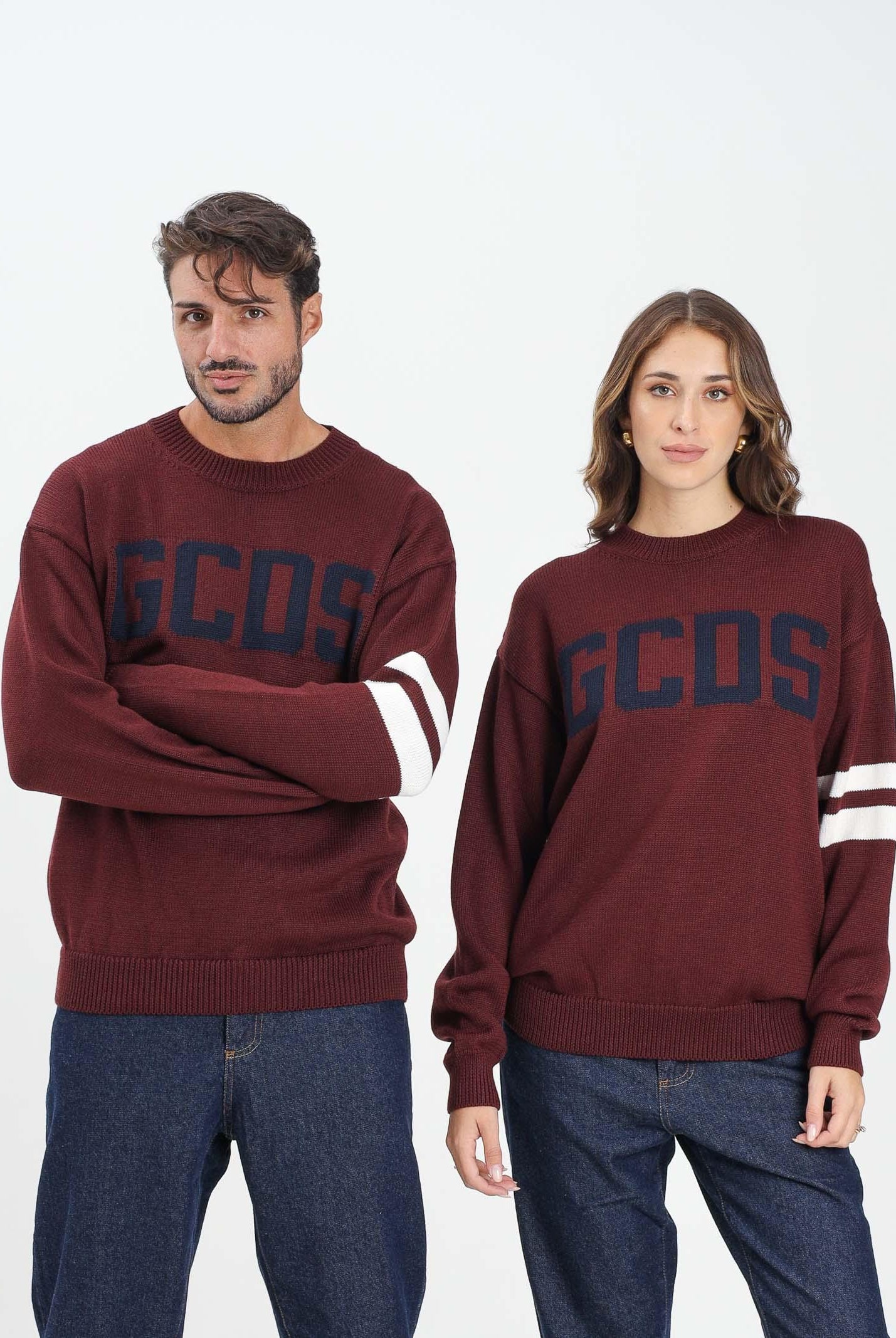 GCDS Maglione girocollo bordeaux per uomo e donna con logo e bande a contrasto B2XM1506I5 49 GCDS