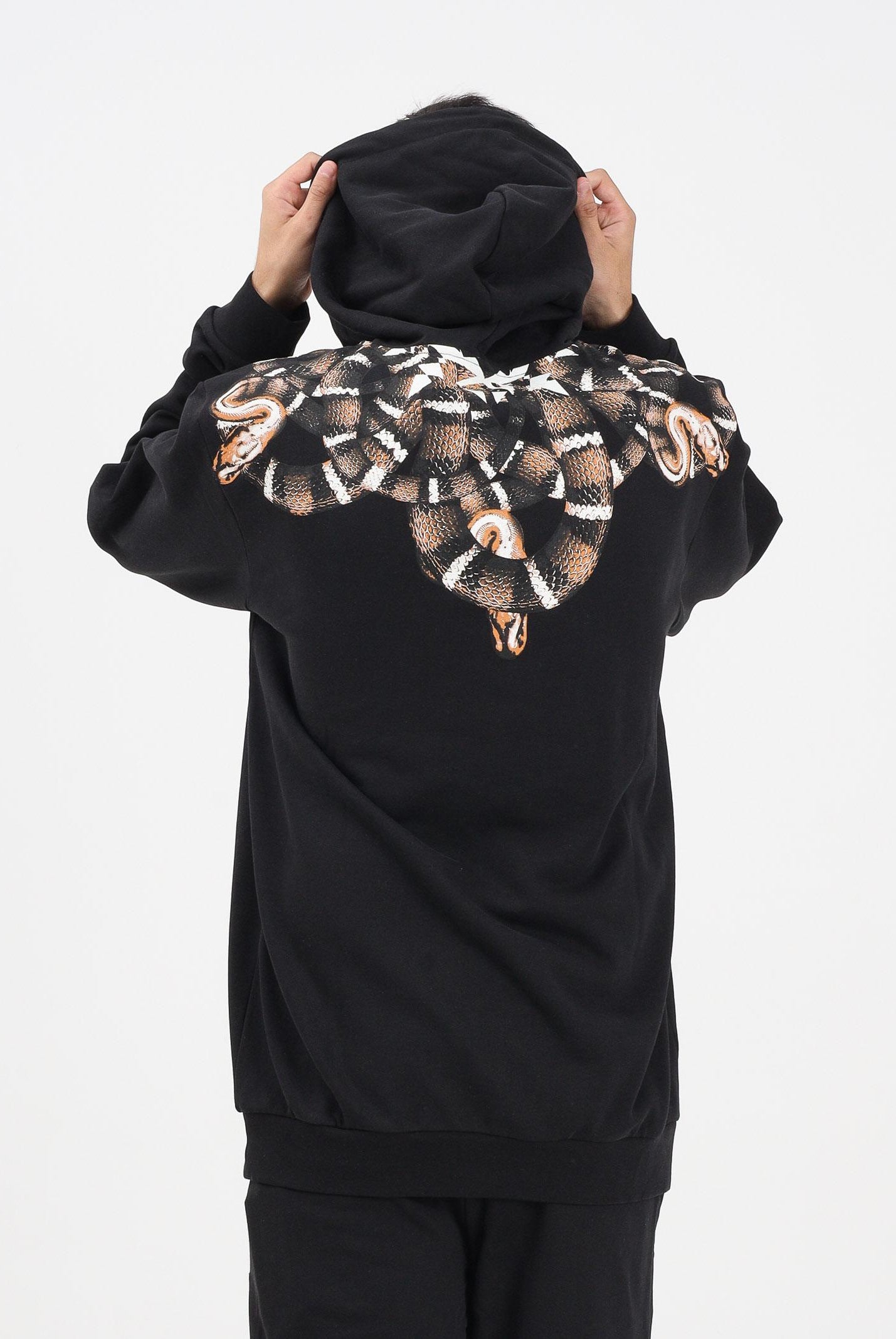 MARCELO BURLON COUNTY OF MILAN Felpa con cappuccio nera da uomo caratterizzata da stampa di serpente F5CAMAHS066 110 MARCELO BURLON COUNTY OF MILAN