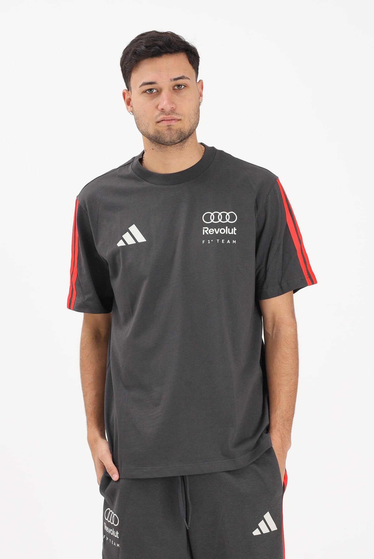 ADIDAS PERFORMANCE T-shirt a manica corta Audi Revolut F1® Team DNA grigia e rossa da uomo KE6096 . ADIDAS PERFORMANCE