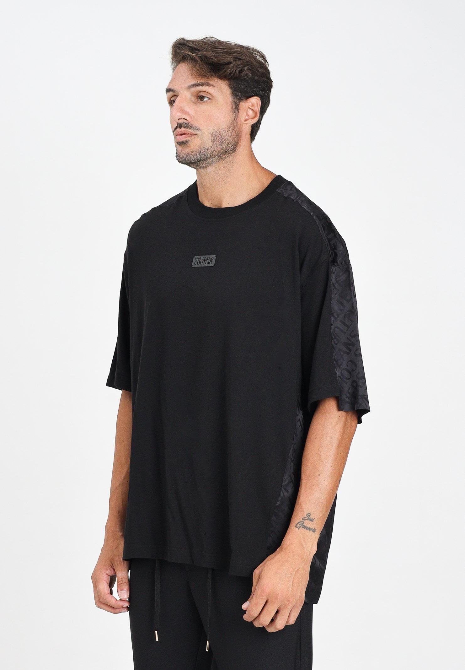 VERSACE JEANS COUTURE T-shirt a manica corta nera da uomo con inserti sul retro e sulle maniche in raso logato 79GAH610J0001 899 VERSACE JEANS COUTURE