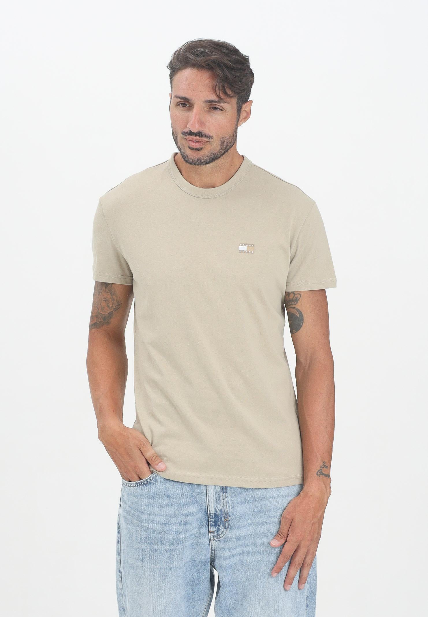 TOMMY JEANS T-shirt a manica corta beige da uomo con distintivo Tommy DM0DM20322RBV TOMMY JEANS