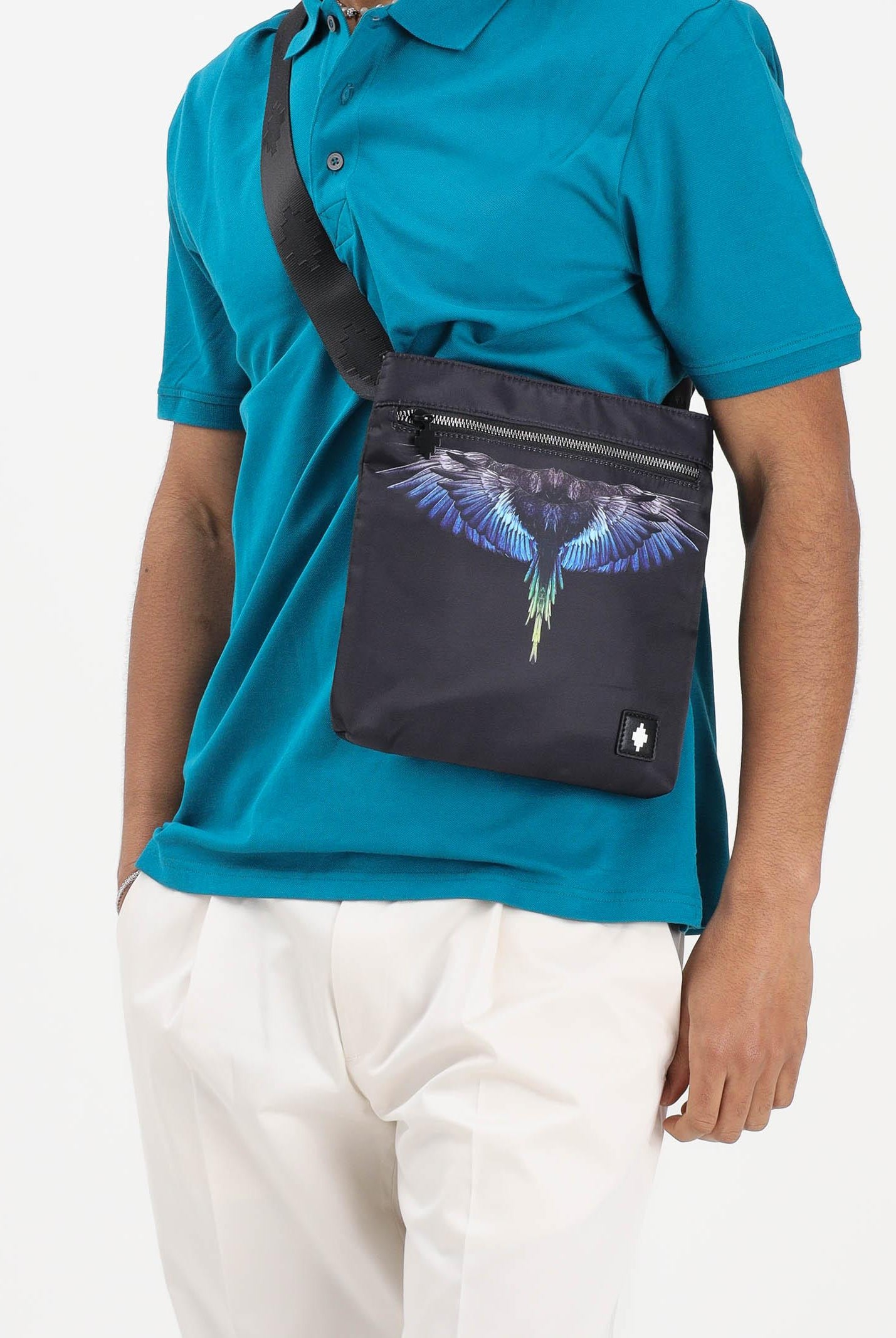 MARCELO BURLON COUNTY OF MILAN Borsello nero da uomo con stampa ali COMAS2603660895 . MARCELO BURLON COUNTY OF MILAN