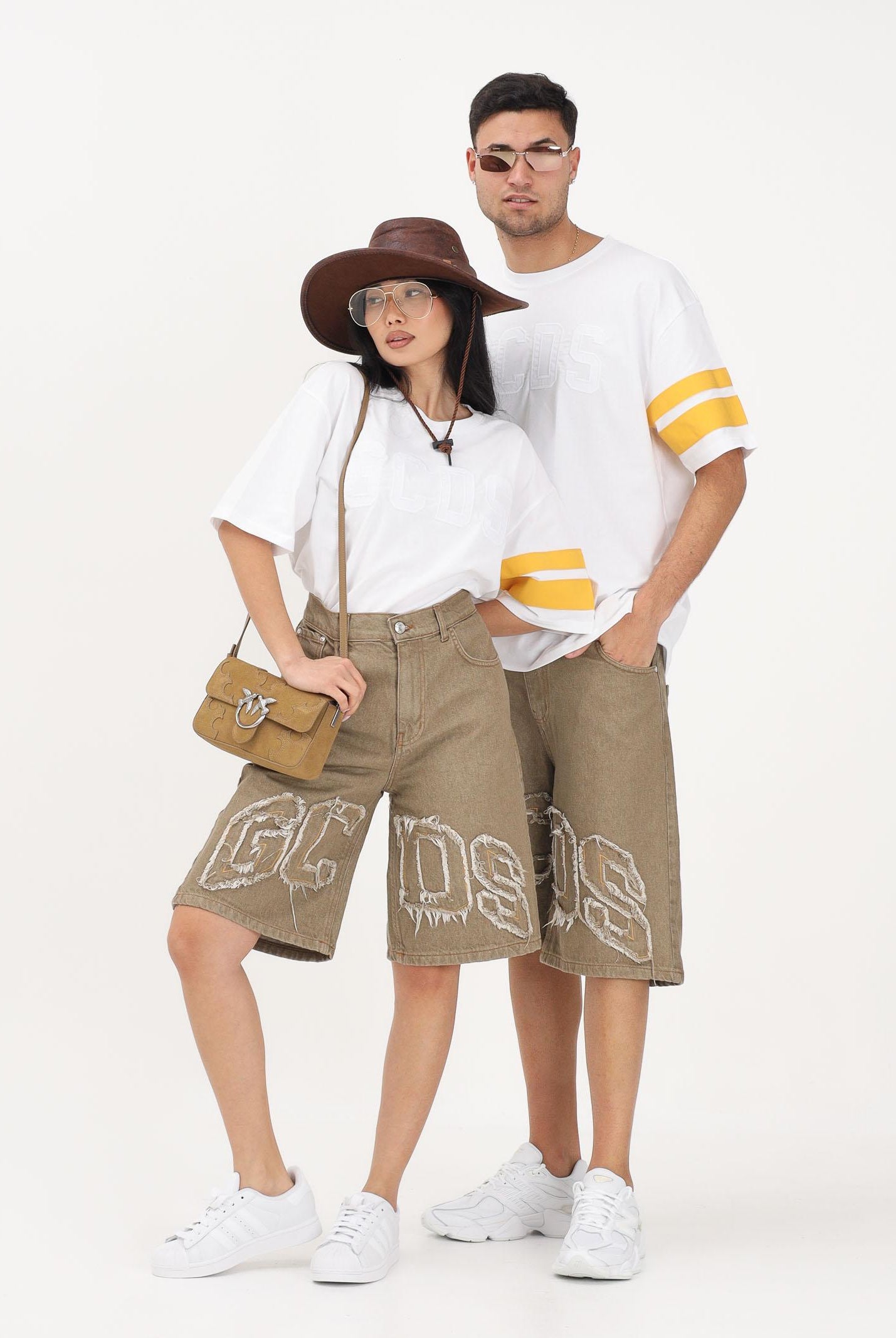 GCDS Shorts in denim beige per uomo e donna con logo C1MWQL223D087 320T GCDS